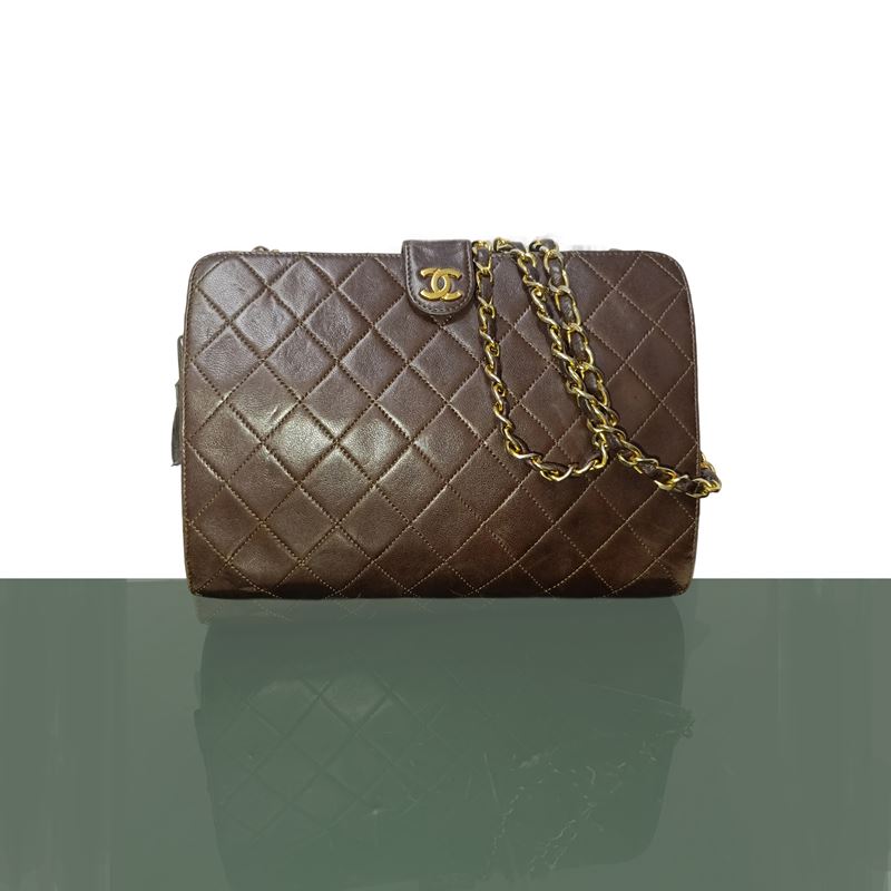 Borsa Chanel a spalla Matelassè con catena dorata in pelle marrone