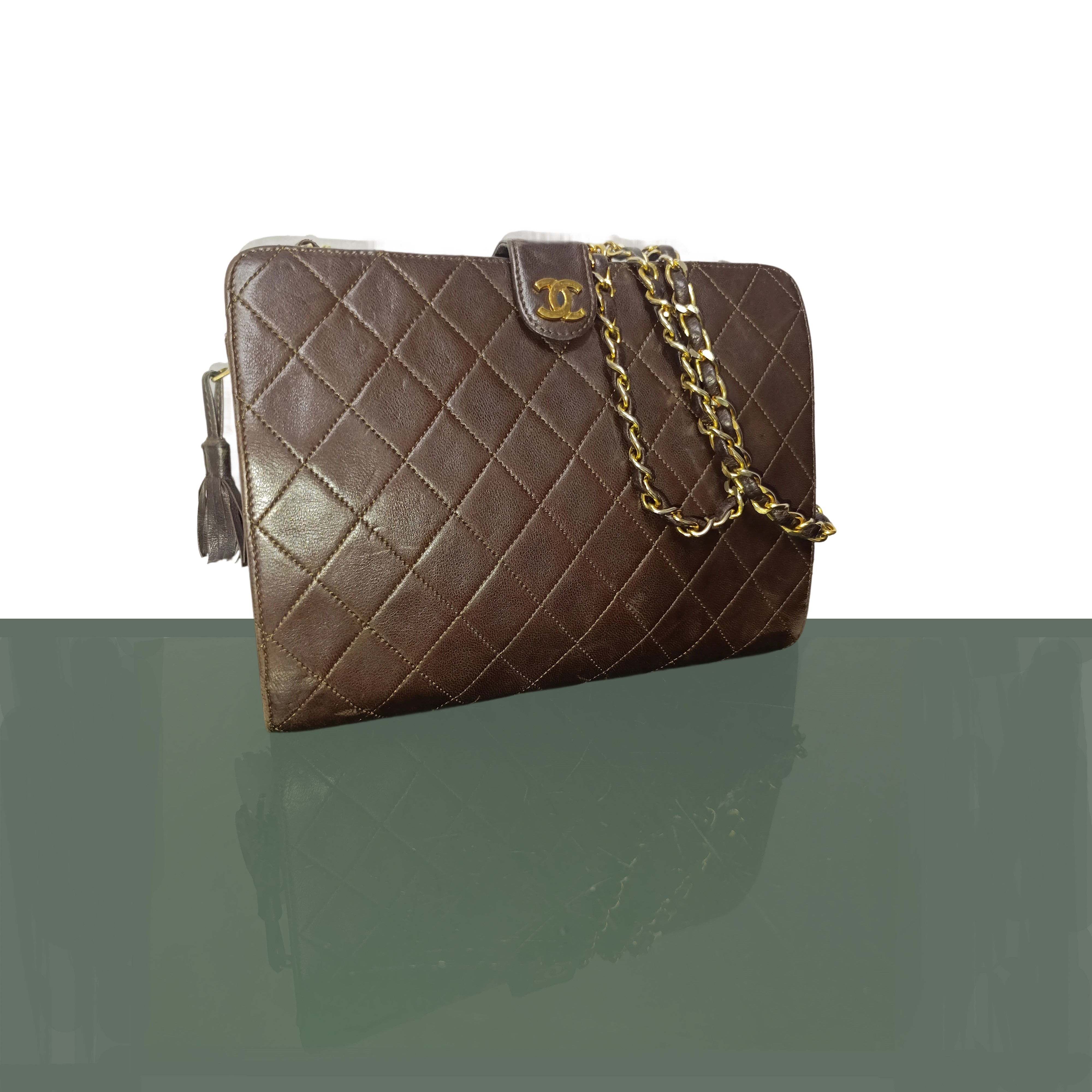 Borsa Chanel a spalla Matelassè con catena dorata in pelle marrone