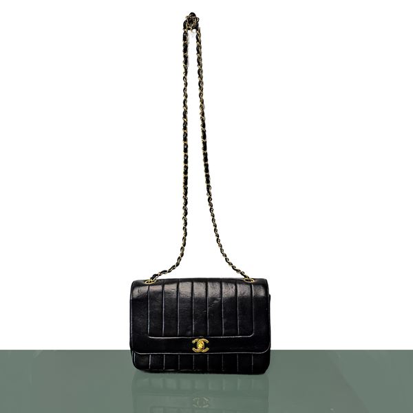 Chanel - Borsa Chanel modello Timeless in pelle nera con catena e metalleria dorata
