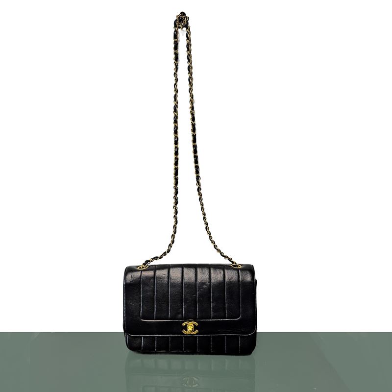 Borsa Chanel modello Timeless in pelle nera con catena e metalleria dorata