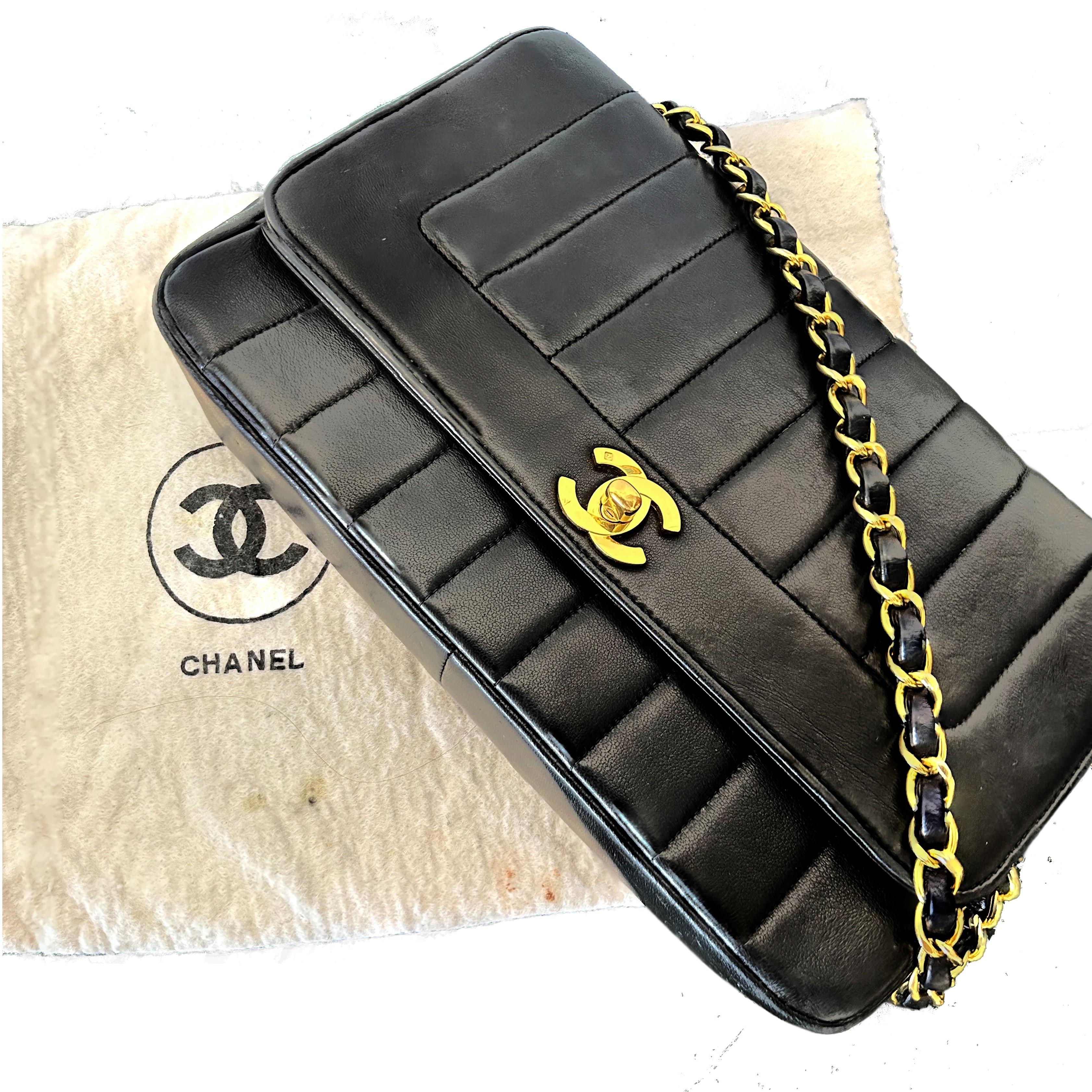 Borsa Chanel modello Timeless in pelle nera con catena e metalleria dorata