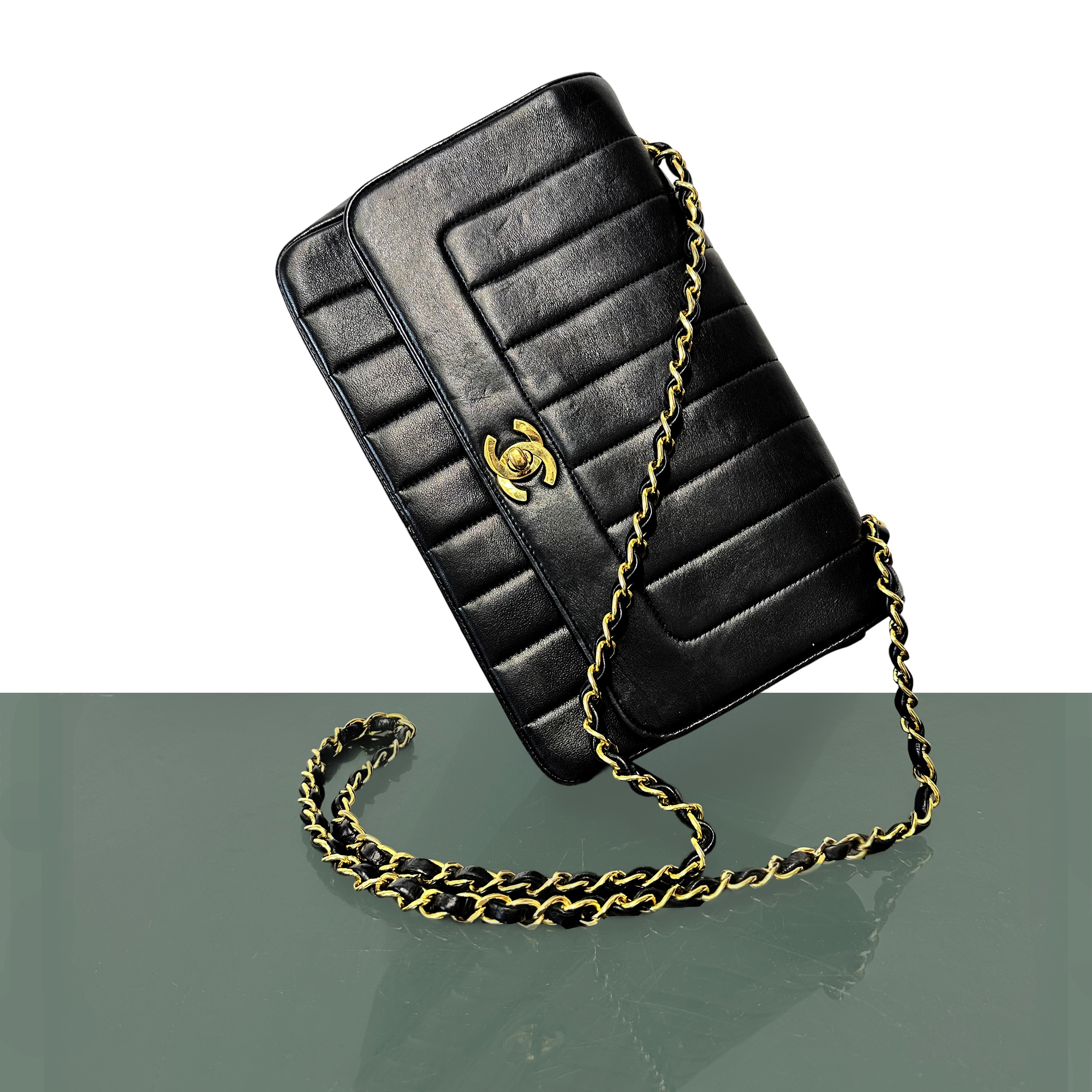 Borsa Chanel modello Timeless in pelle nera con catena e metalleria dorata