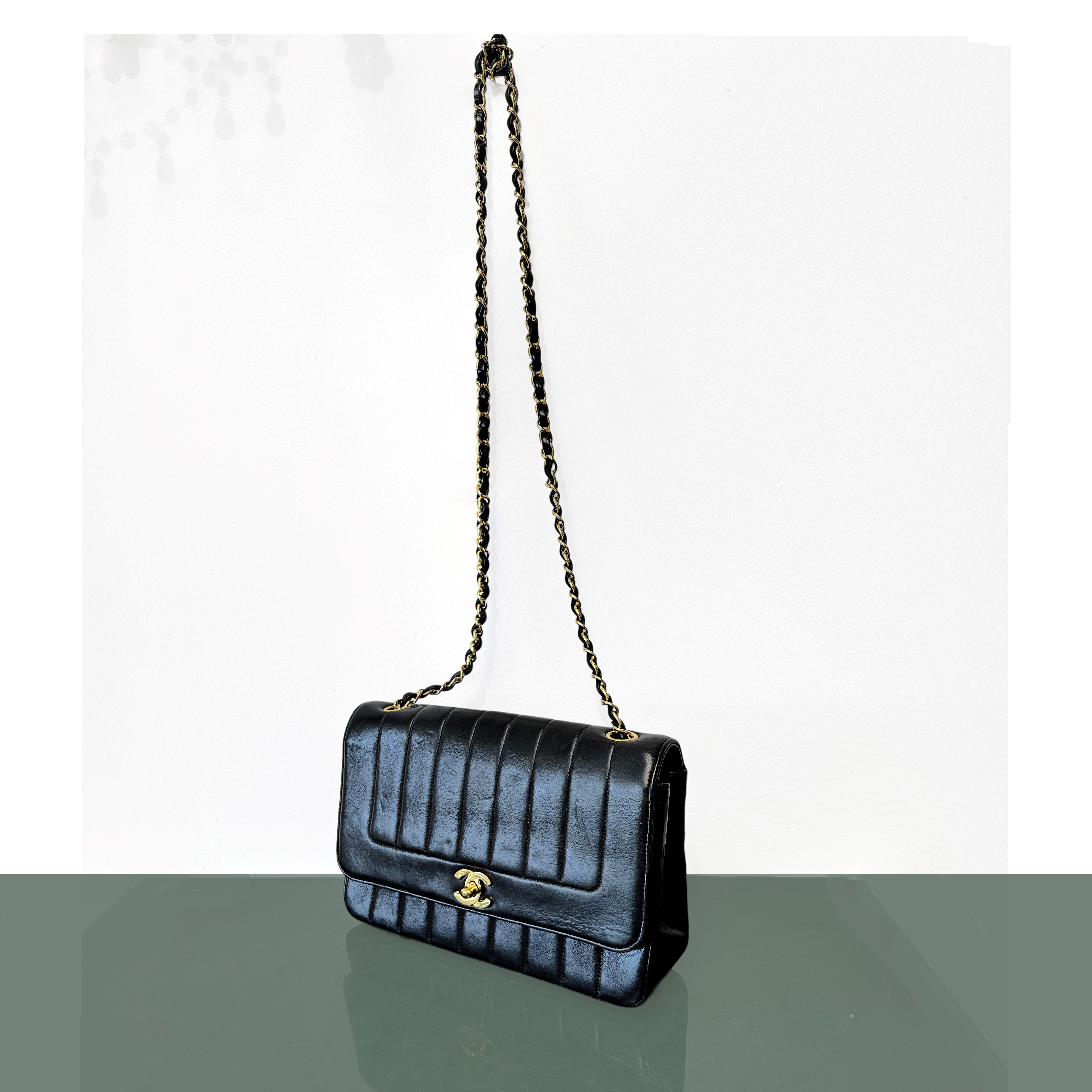Borsa Chanel modello Timeless in pelle nera con catena e metalleria dorata