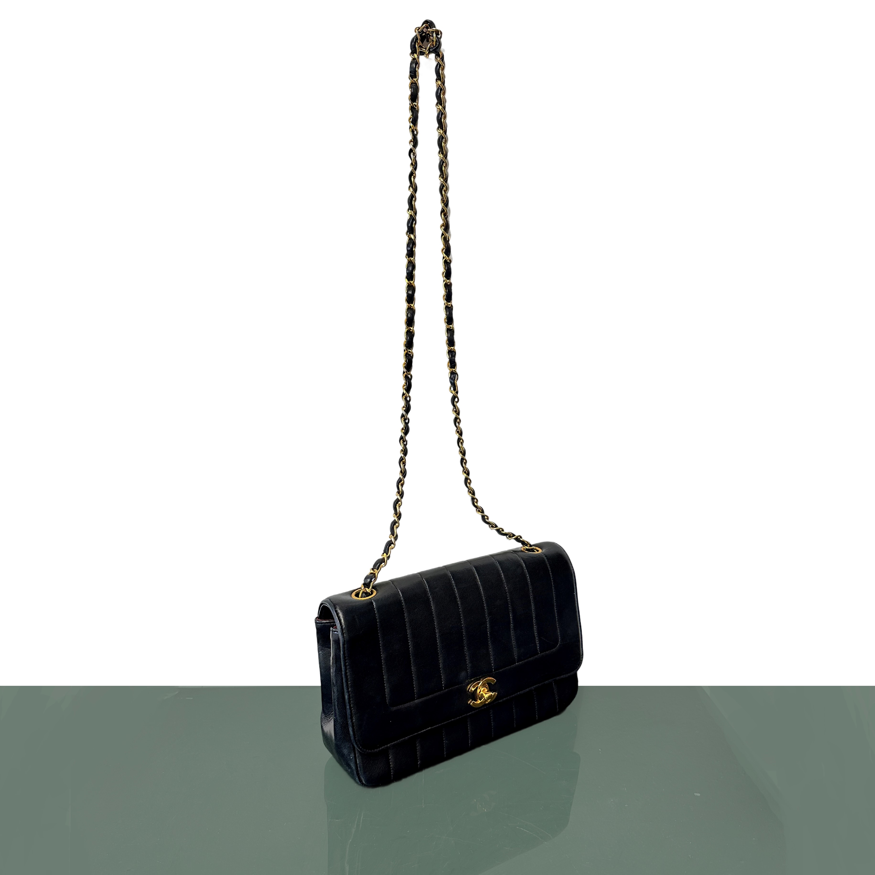 Borsa Chanel modello Timeless in pelle nera con catena e metalleria dorata