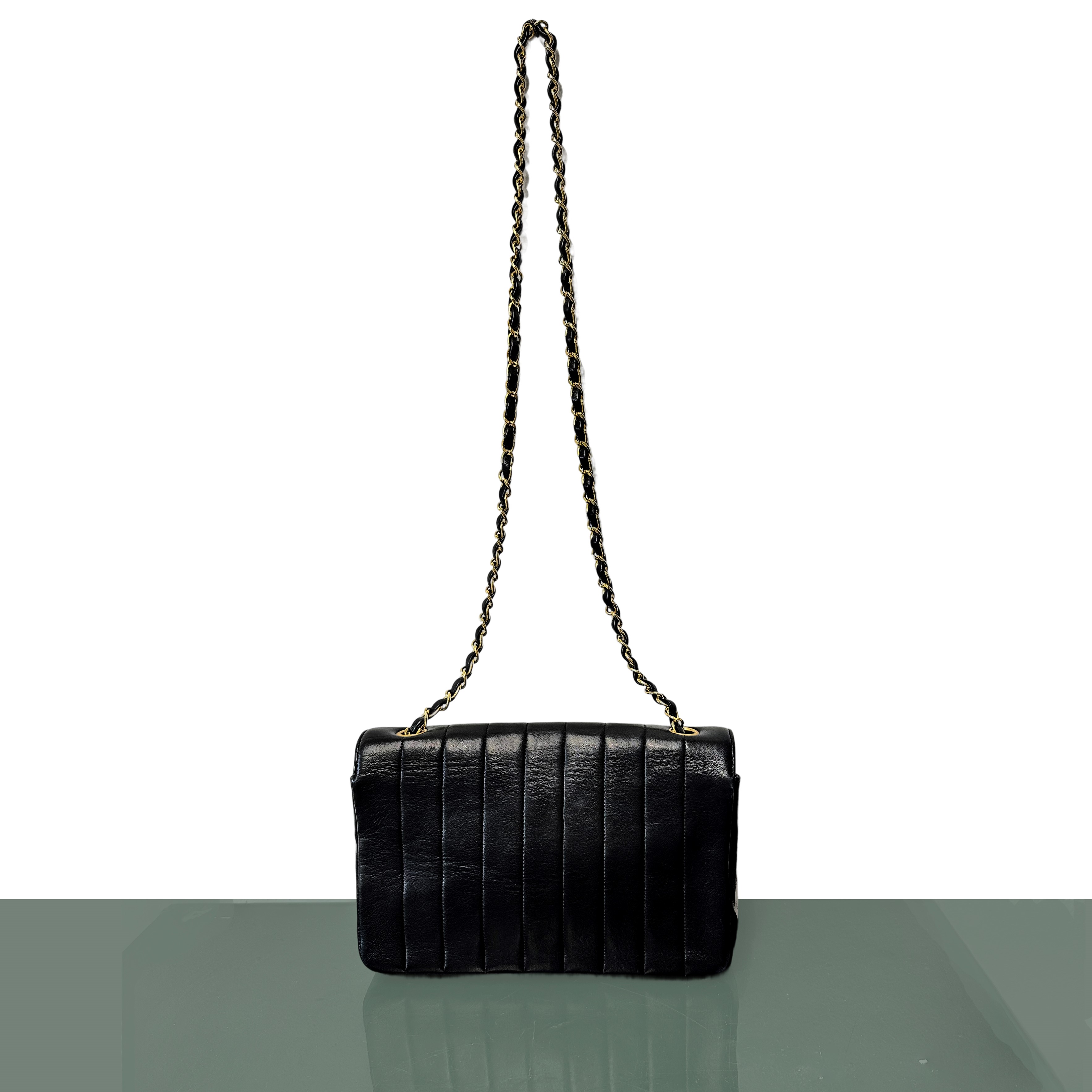 Borsa Chanel modello Timeless in pelle nera con catena e metalleria dorata