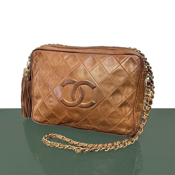 Chanel - Borsa Chanel in pelle marrone modello Camera bag con metalleria e catena dorata