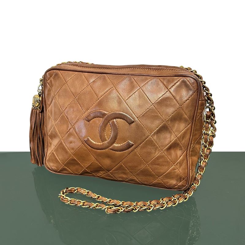 Borsa Chanel in pelle marrone modello Camera bag con metalleria e catena dorata