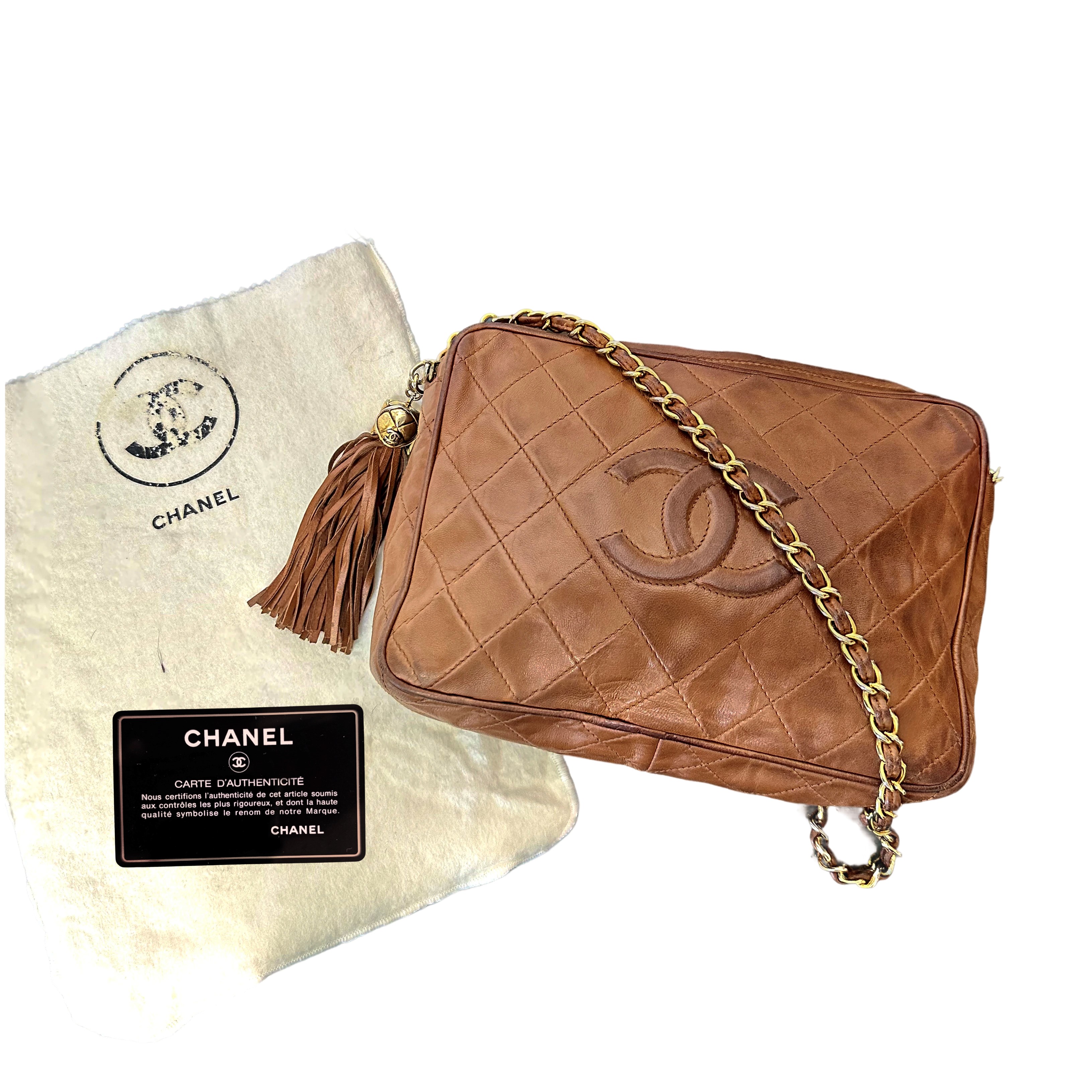Borsa Chanel in pelle marrone modello Camera bag con metalleria e catena dorata