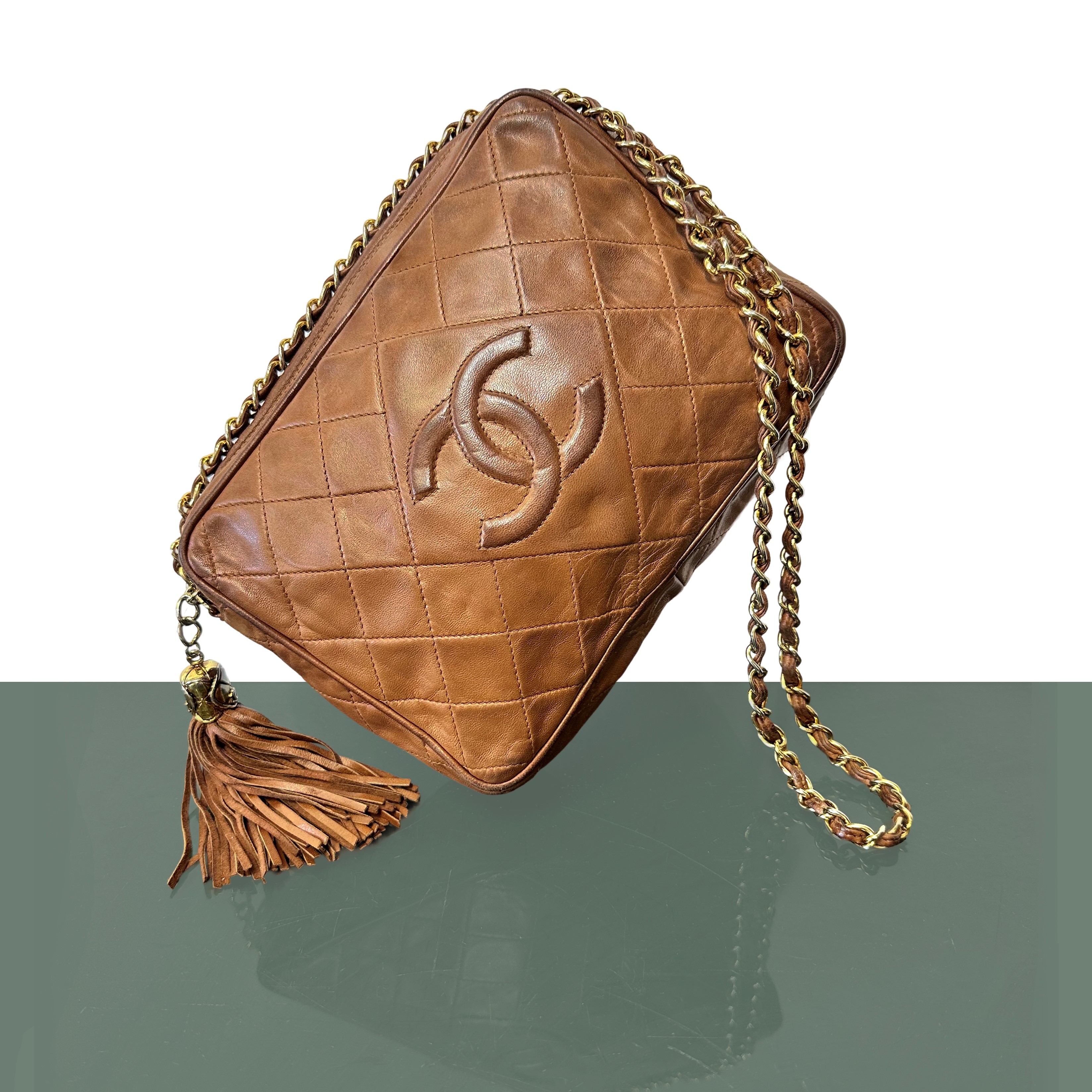 Borsa Chanel in pelle marrone modello Camera bag con metalleria e catena dorata