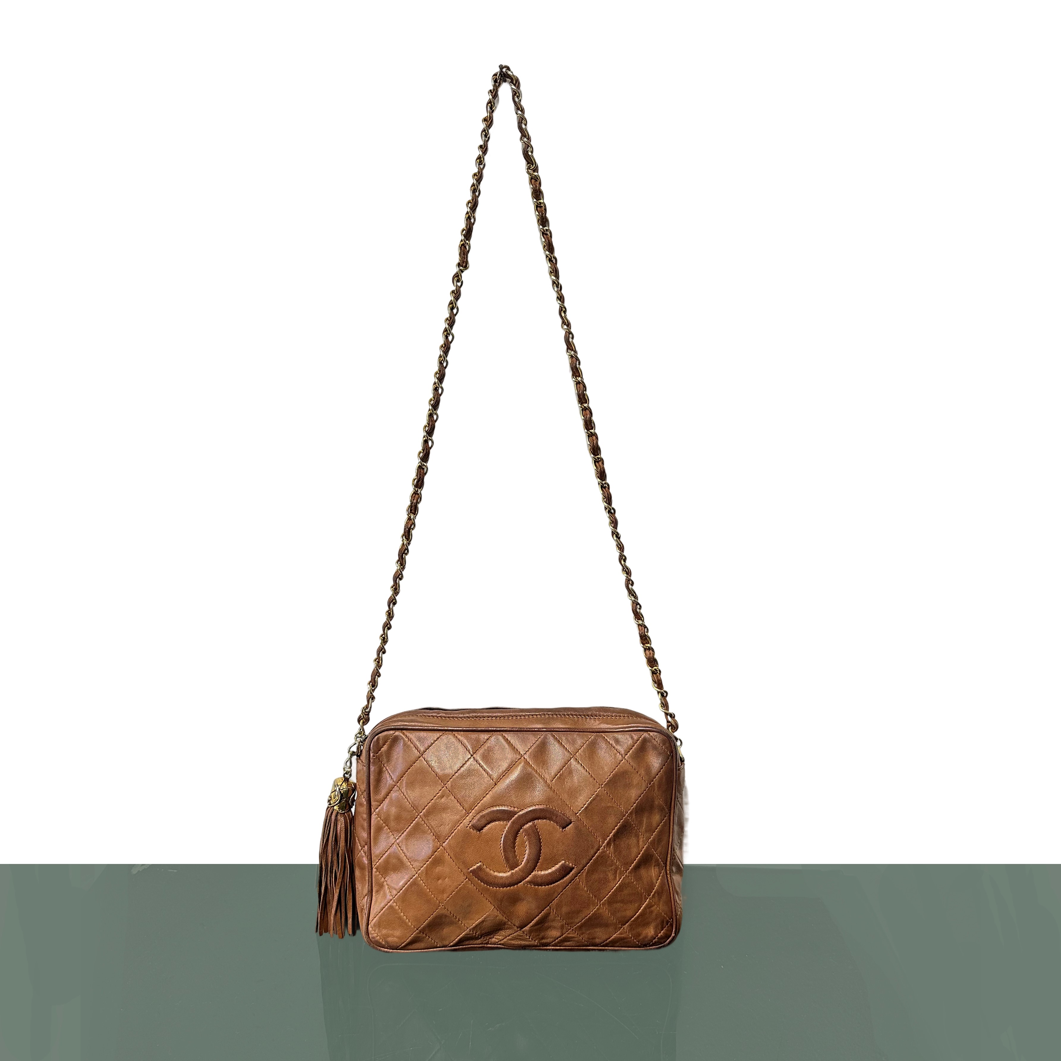 Borsa Chanel in pelle marrone modello Camera bag con metalleria e catena dorata