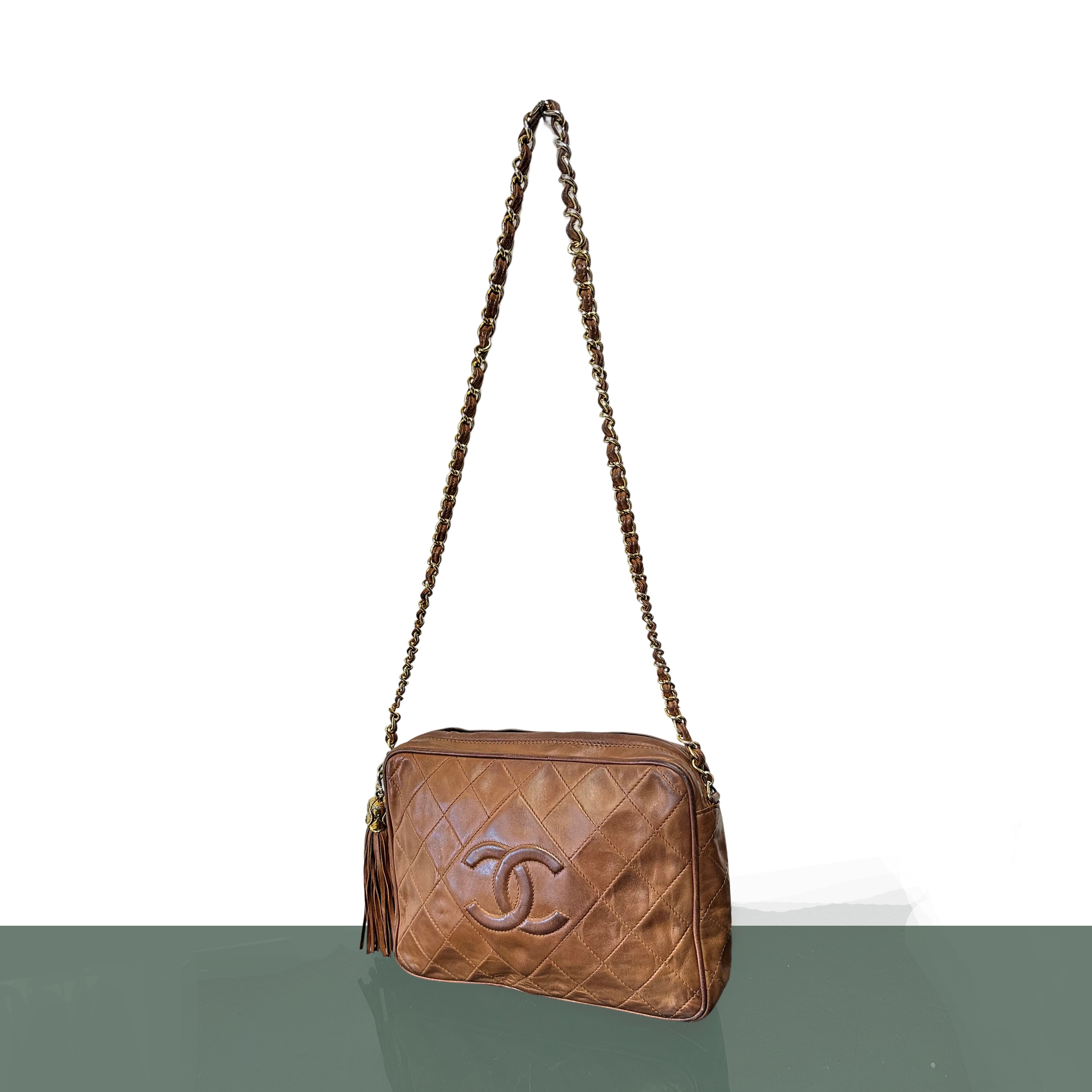 Borsa Chanel in pelle marrone modello Camera bag con metalleria e catena dorata