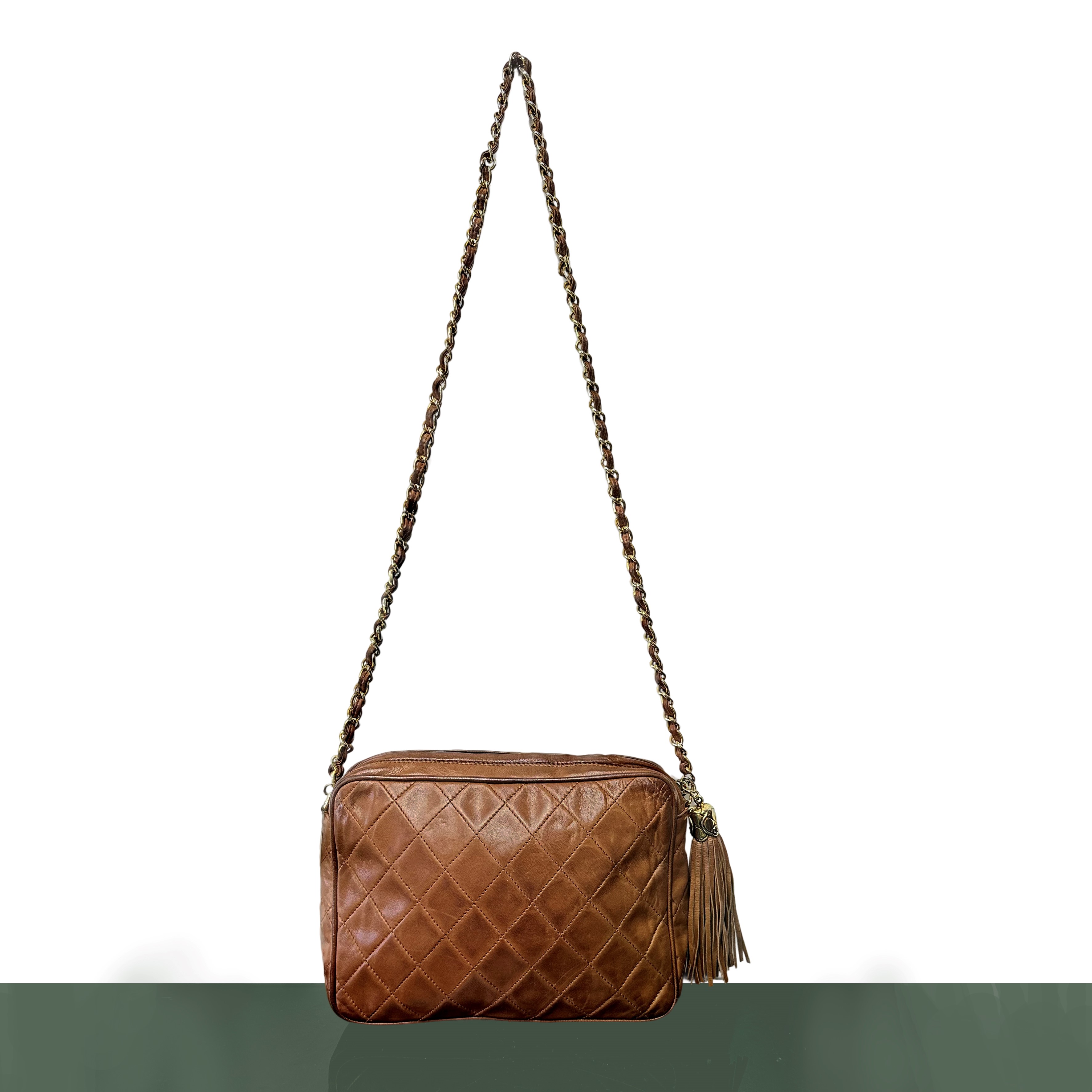 Borsa Chanel in pelle marrone modello Camera bag con metalleria e catena dorata