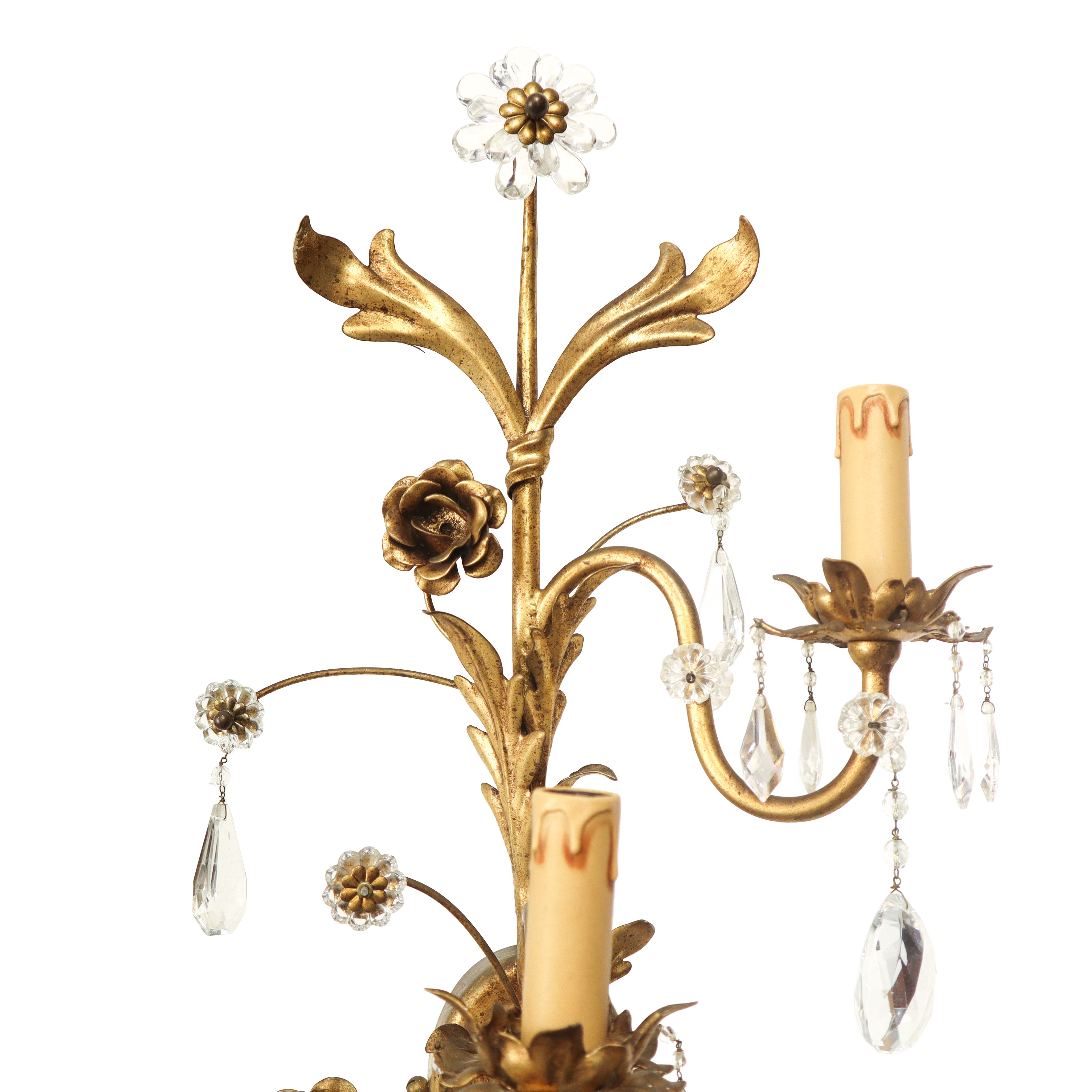 Applique a tre luci in metallo dorato e fiori in vetro