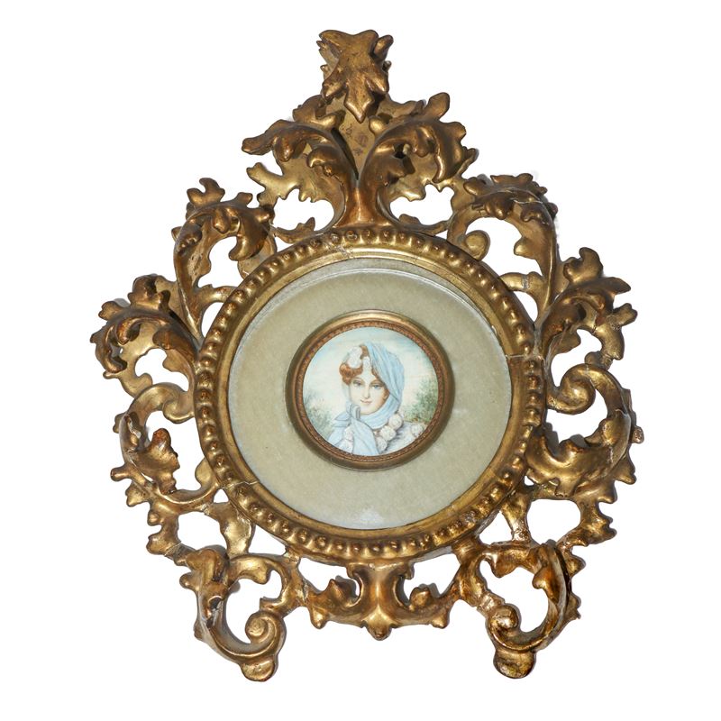 Figura di Donna in Miniatura con Cornice a Cartoccio in Legno Dorato