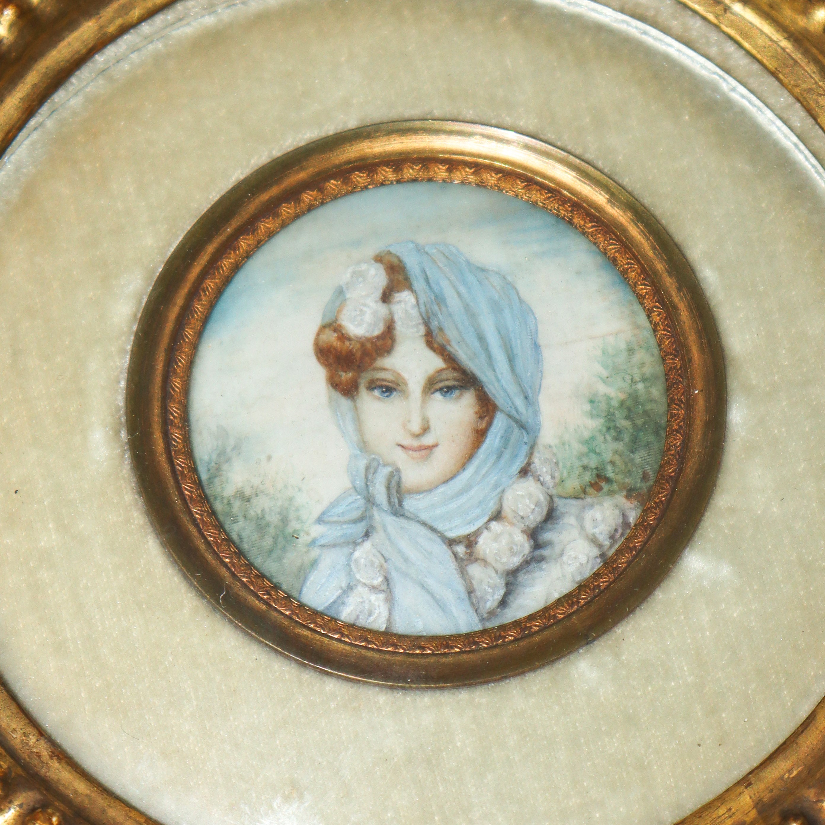 Figura di Donna in Miniatura con Cornice a Cartoccio in Legno Dorato