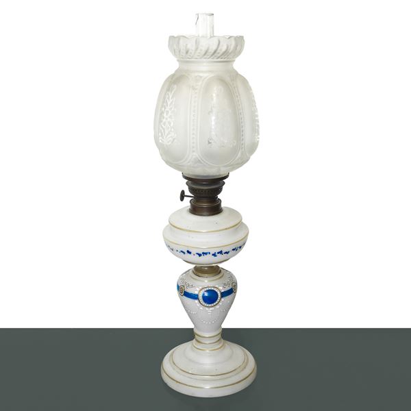 Lume a petrolio in opaline bianca  con decori dipinti a mano e diffusore  a tulip in vetro