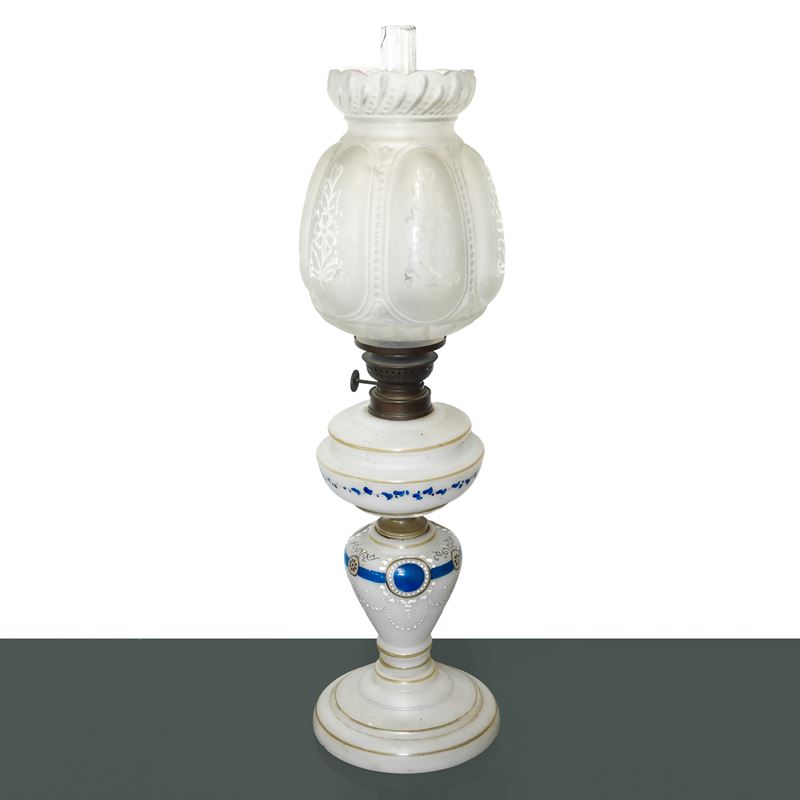 Lume a Petrolio in Opaline Bianca con Decori Dipinti a Mano e Diffusore a Tulip in Vetro