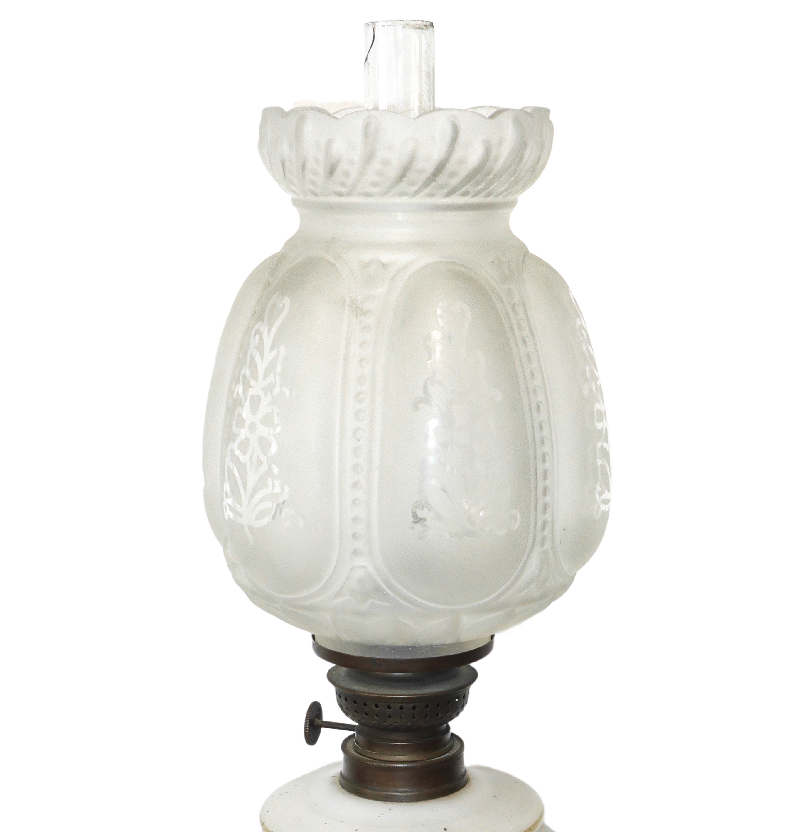 Lume a Petrolio in Opaline Bianca con Decori Dipinti a Mano e Diffusore a Tulip in Vetro