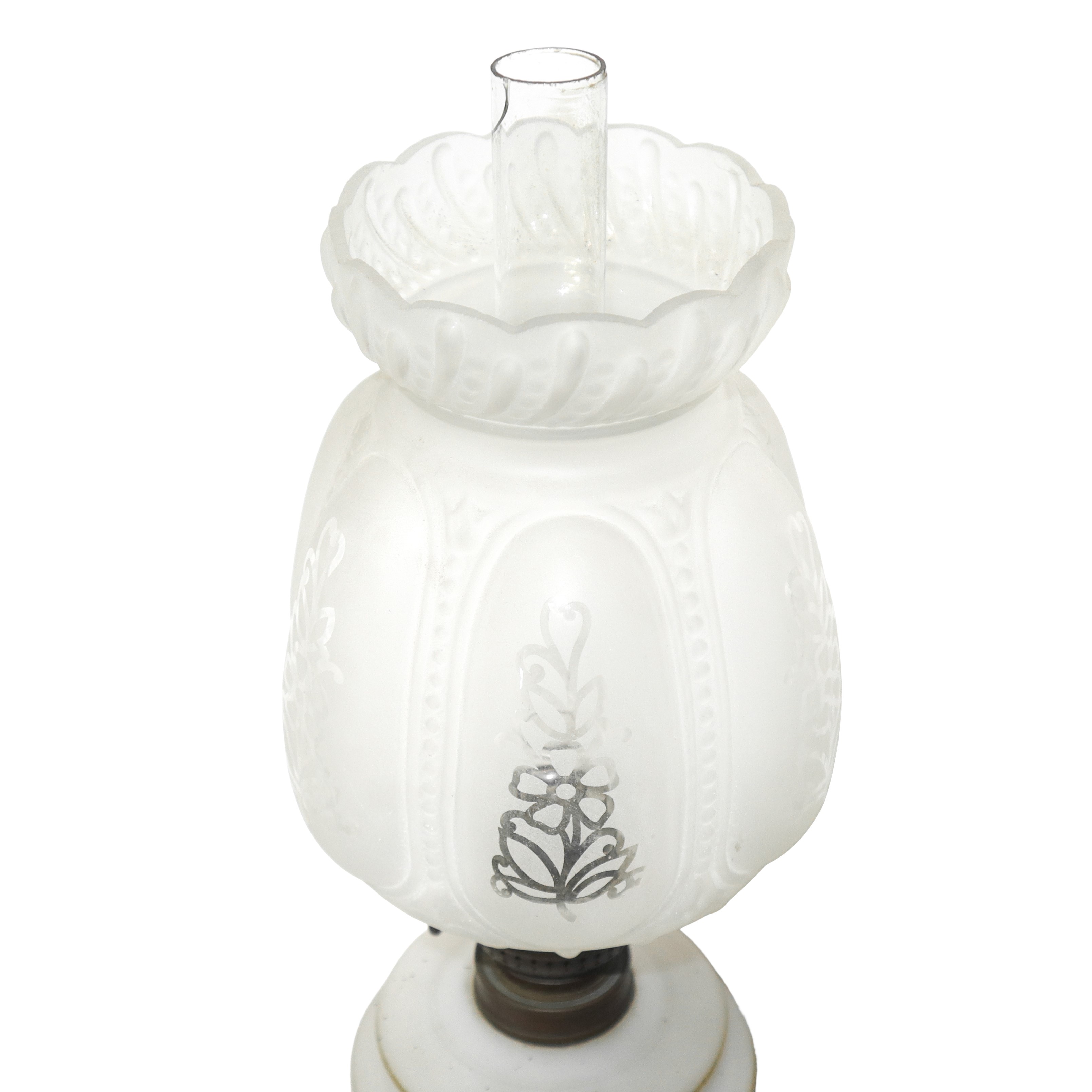 Lume a Petrolio in Opaline Bianca con Decori Dipinti a Mano e Diffusore a Tulip in Vetro