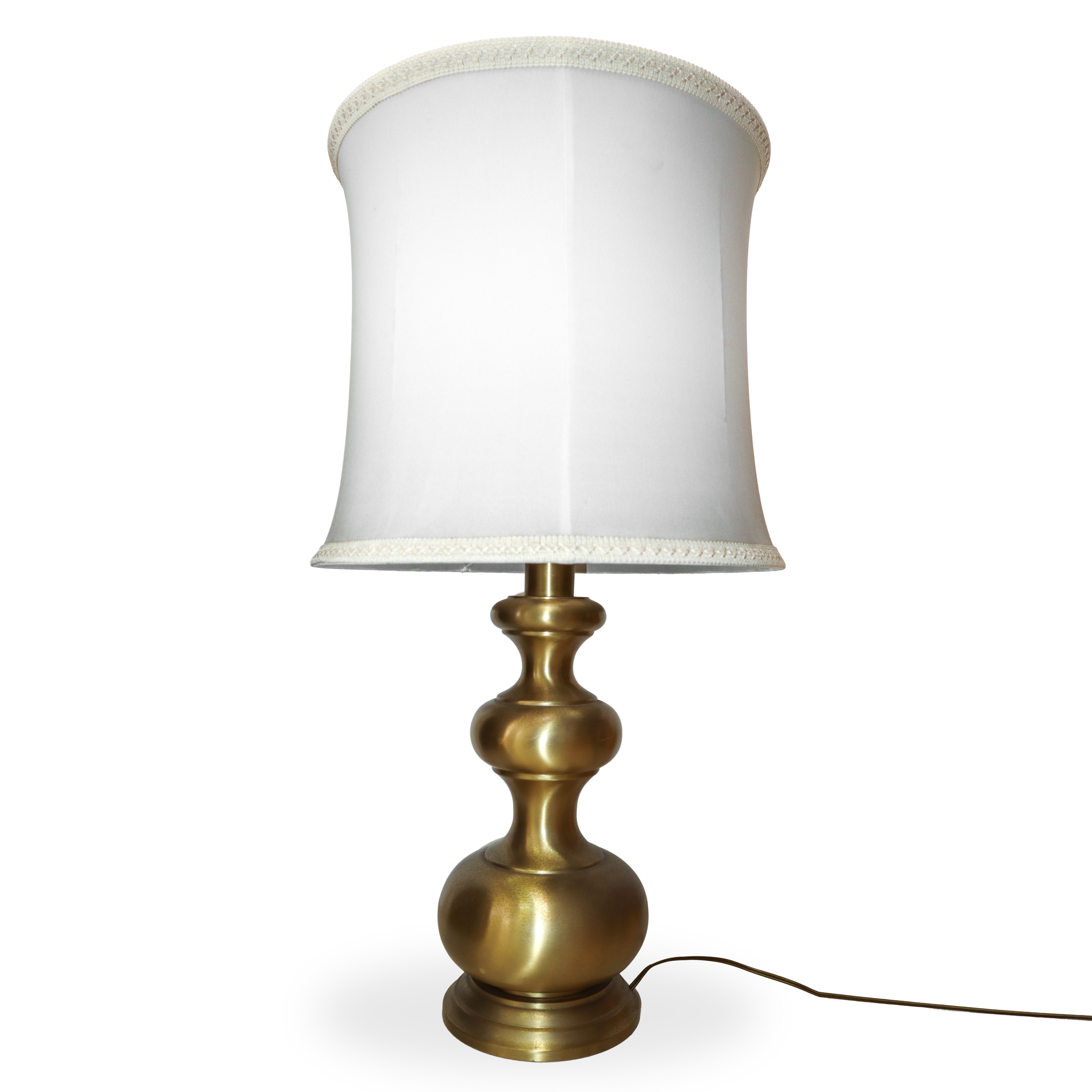 Grande lampada da tavolo in ottone dorato.