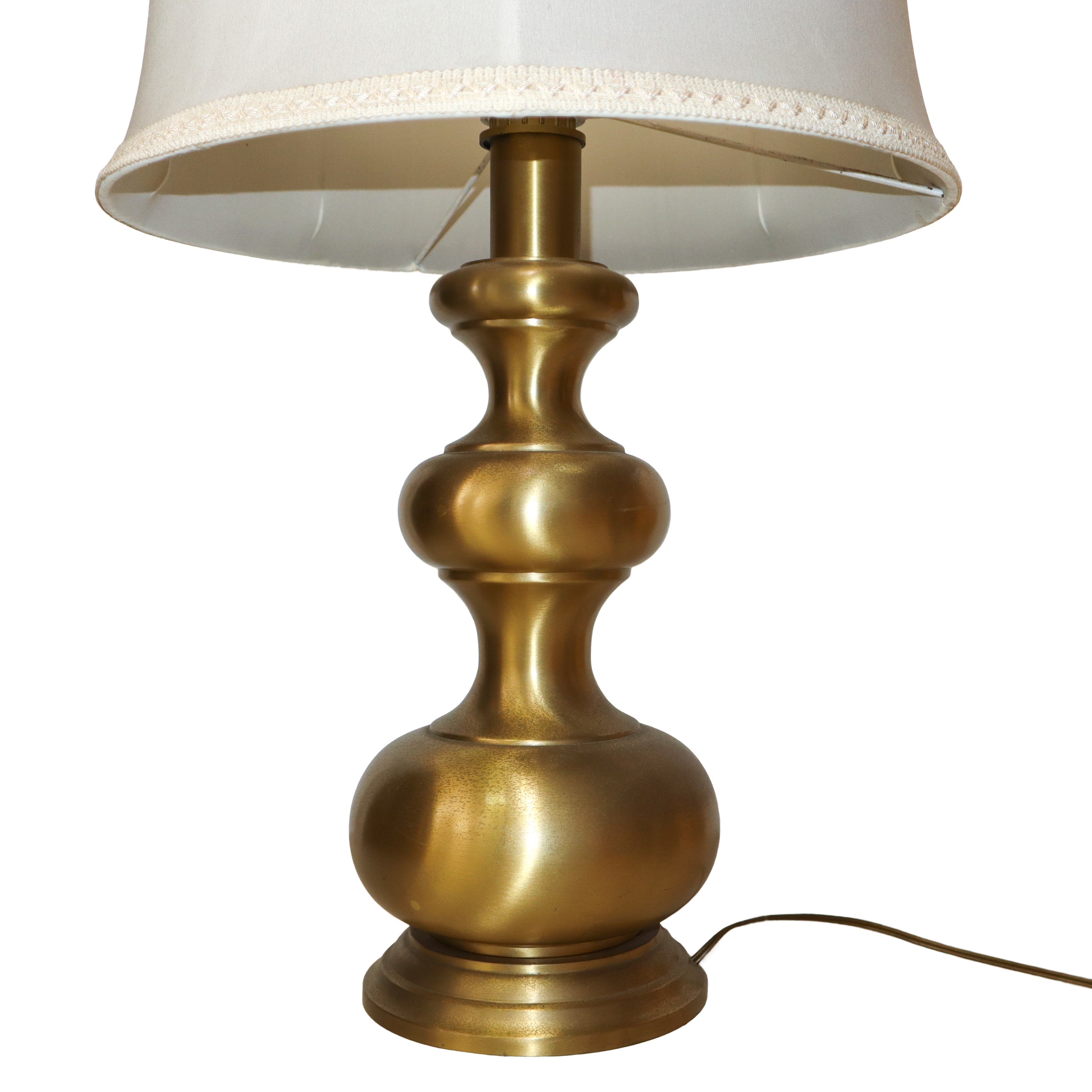 Grande lampada da tavolo in ottone dorato.