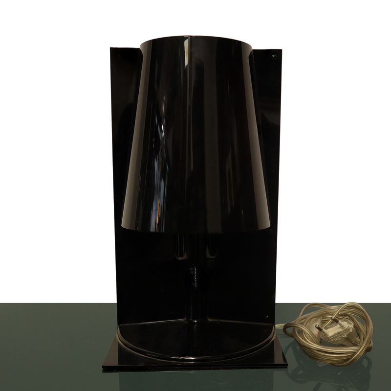 Lampada da tavolo modello take nera