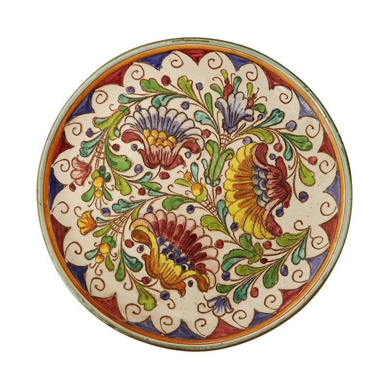 Piatto in ceramica policroma dipinta a motivi floreali e smaltata