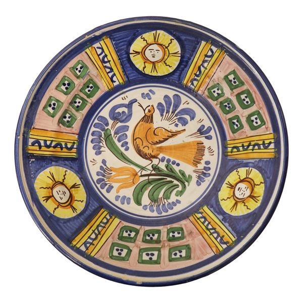Piatto in maiolica policroma dipinta con raffigurazione di un uccello al centro