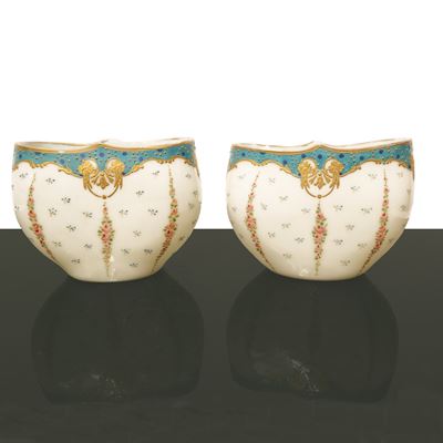 Coppia di Vasi Decorati con Fiori ed Oro.