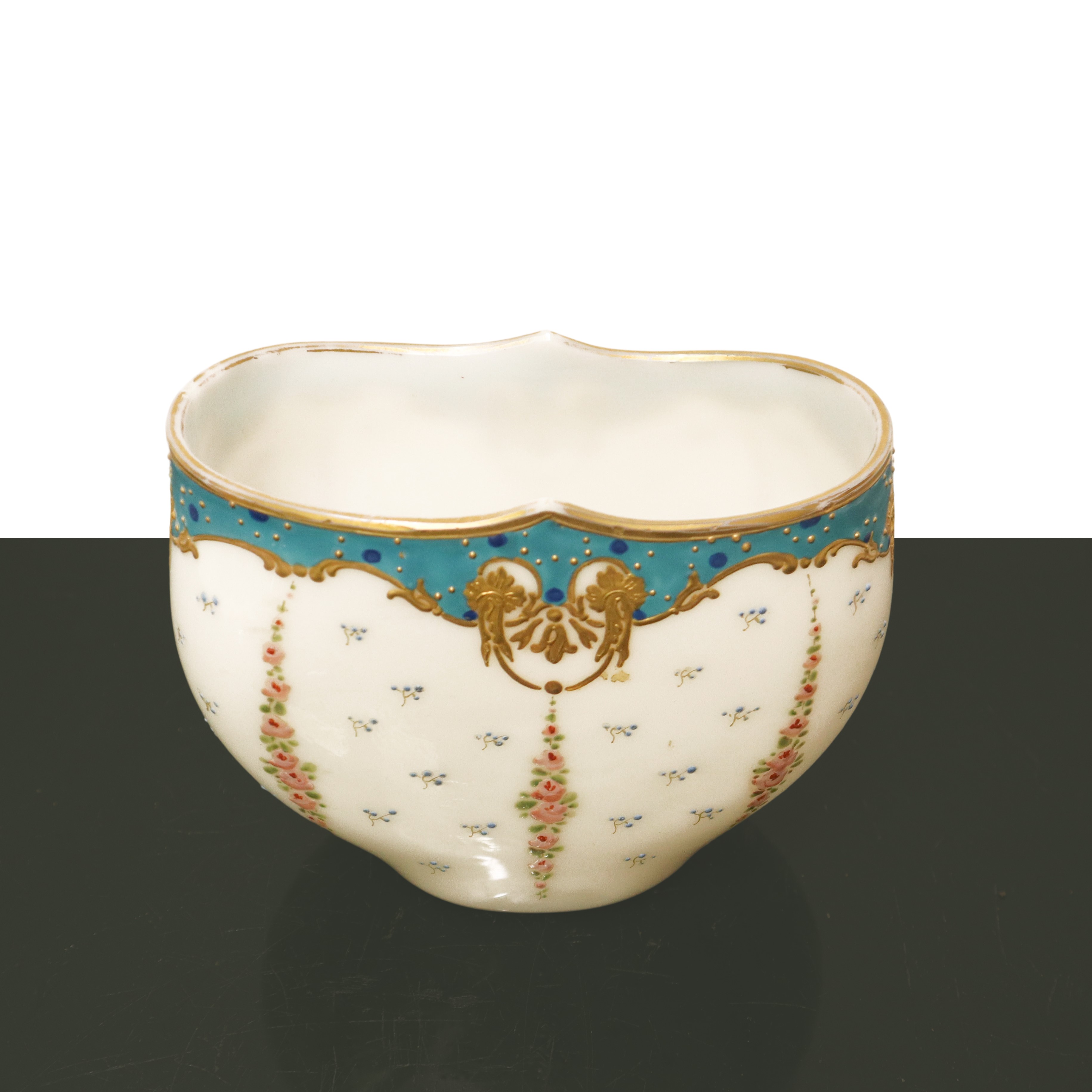 Coppia di Vasi Decorati con Fiori ed Oro.