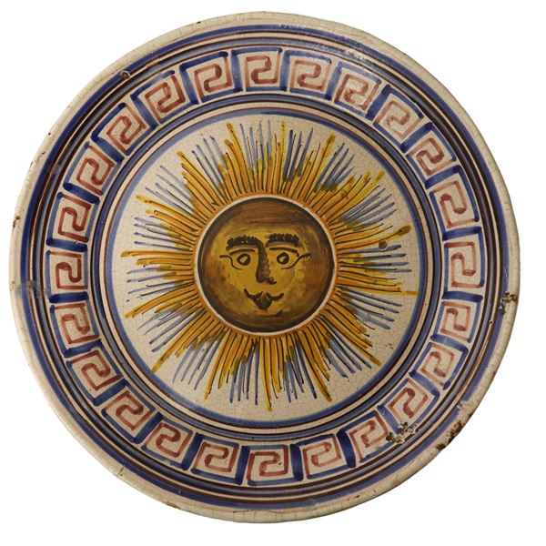 Piatto decorativo in ceramica con raffigurazione di sole