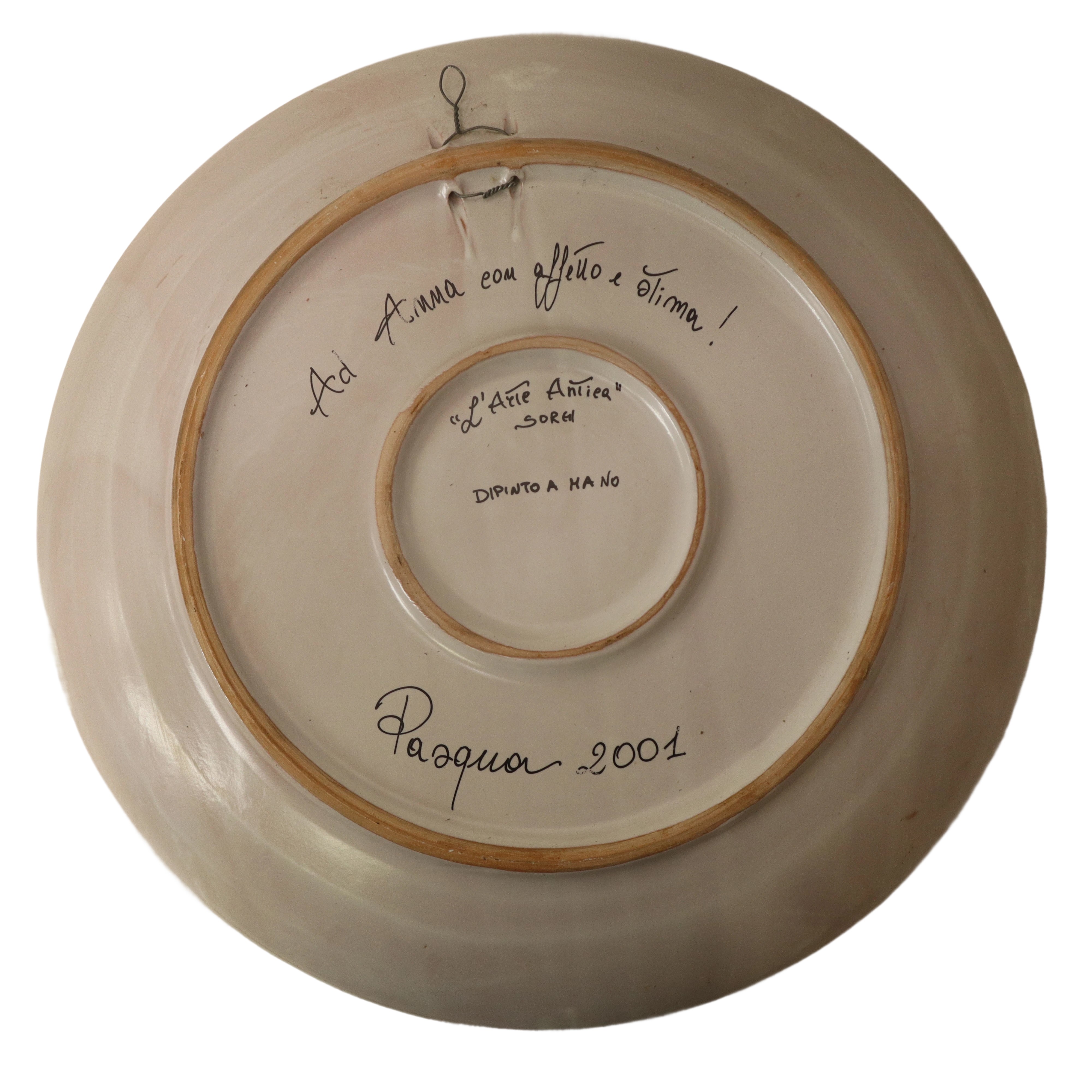 Grande piatto decorativo in ceramica con raffigurazione di fiori.