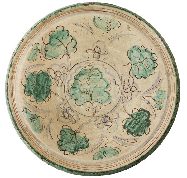 Grande piatto decorativo in ceramica con raffigurazione di foglie