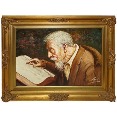 Anziano intento nella lettura di un libro