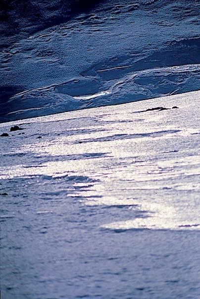 Collezione (EM), titolo "Ice", anno 1998. diapositiva,  1 / 8  30x45, CIBACHROME stampa diretta da diapositiva , 40x55 forex 10mm, perfilo bianco, cartoncino, bordi rivestimento sabbia vulcanica , Etna: ghiaccio e neve presso la Montagnola