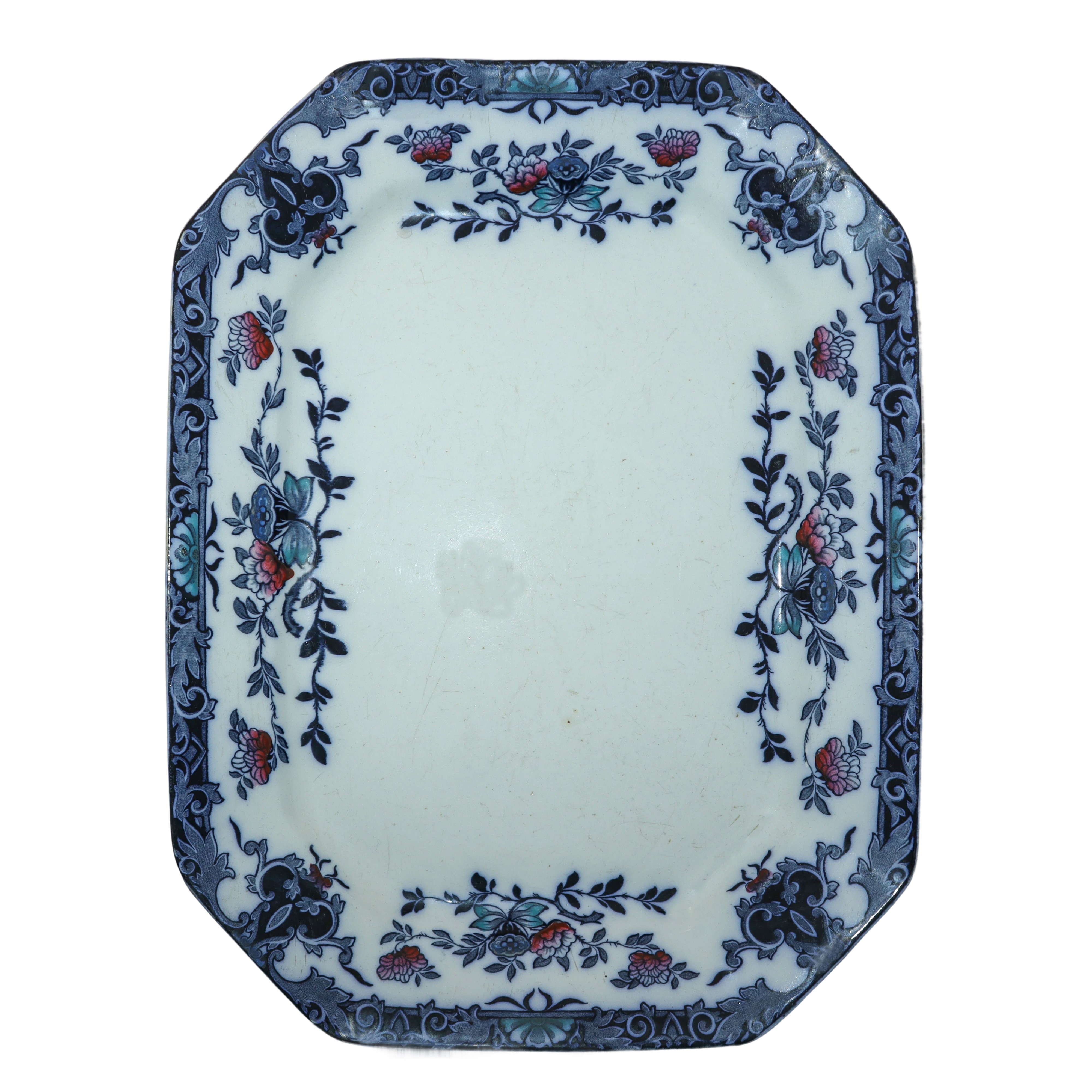 Gruppo di 15 piatti da muro in porcellana con decori floreali nei toni del blu.