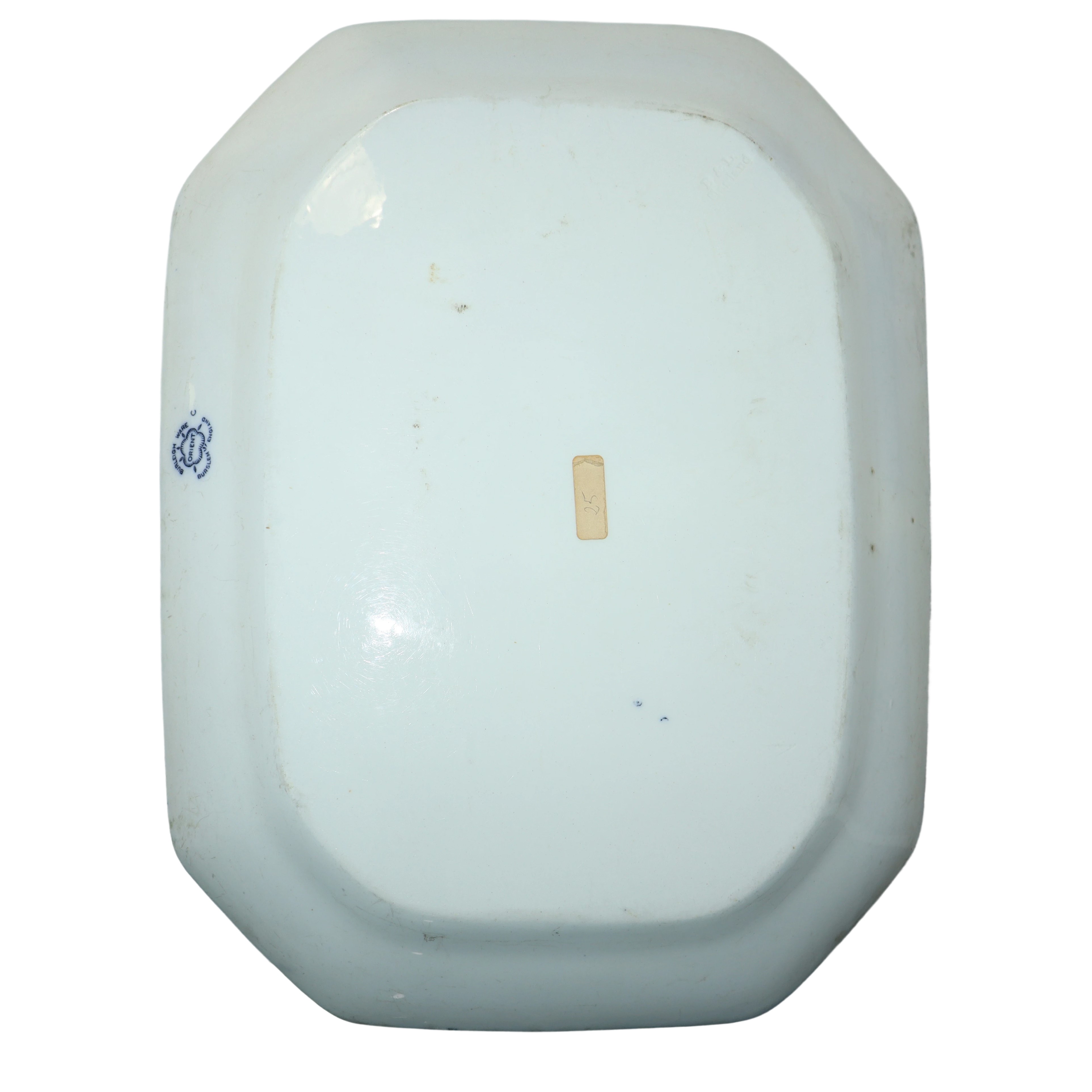 Gruppo di 15 piatti da muro in porcellana con decori floreali nei toni del blu.