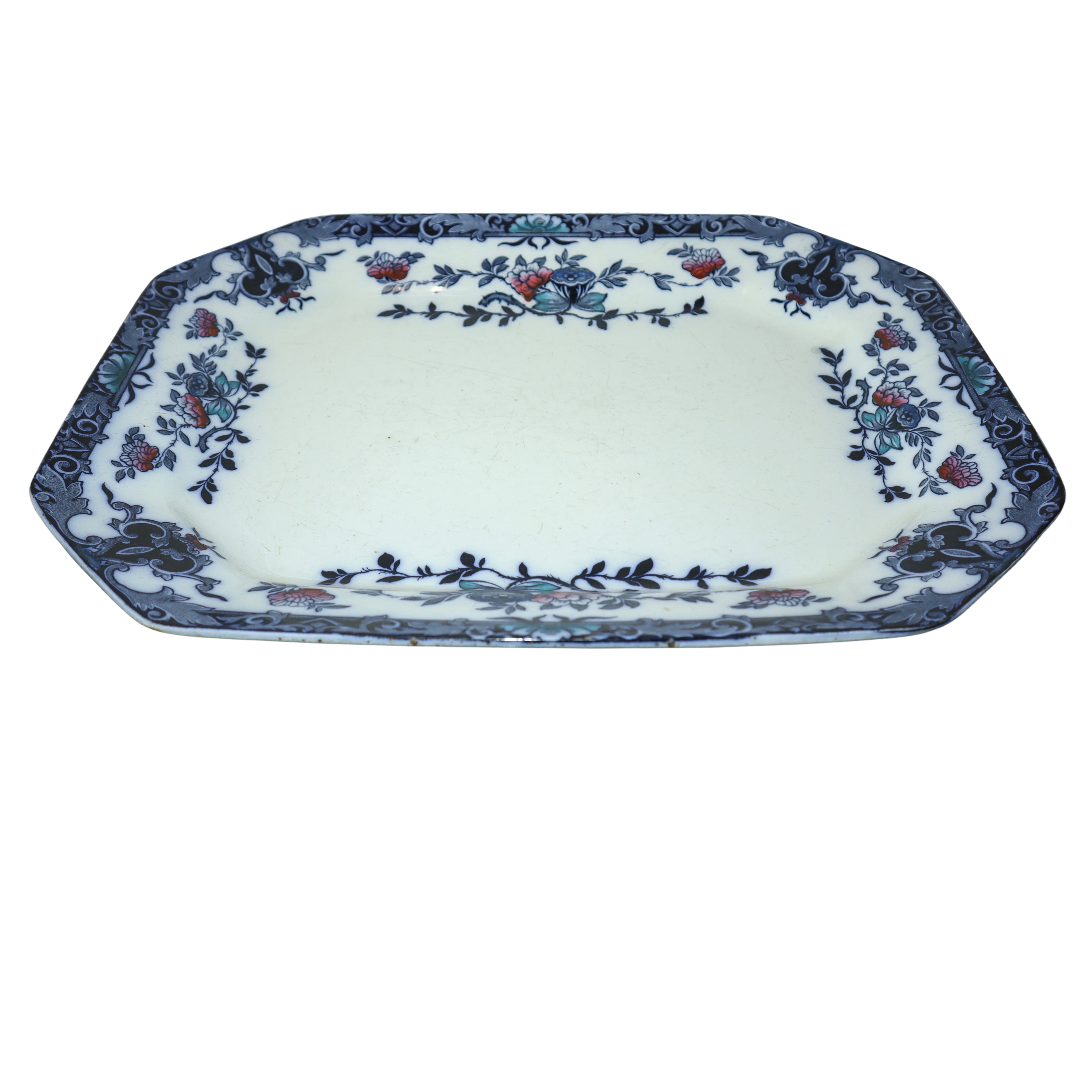 Gruppo di 15 piatti da muro in porcellana con decori floreali nei toni del blu.