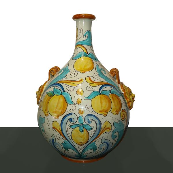 Vaso policromo in maiolica di Caltagirone con prese ai lati a grottesche con raffigurazioni di melograni