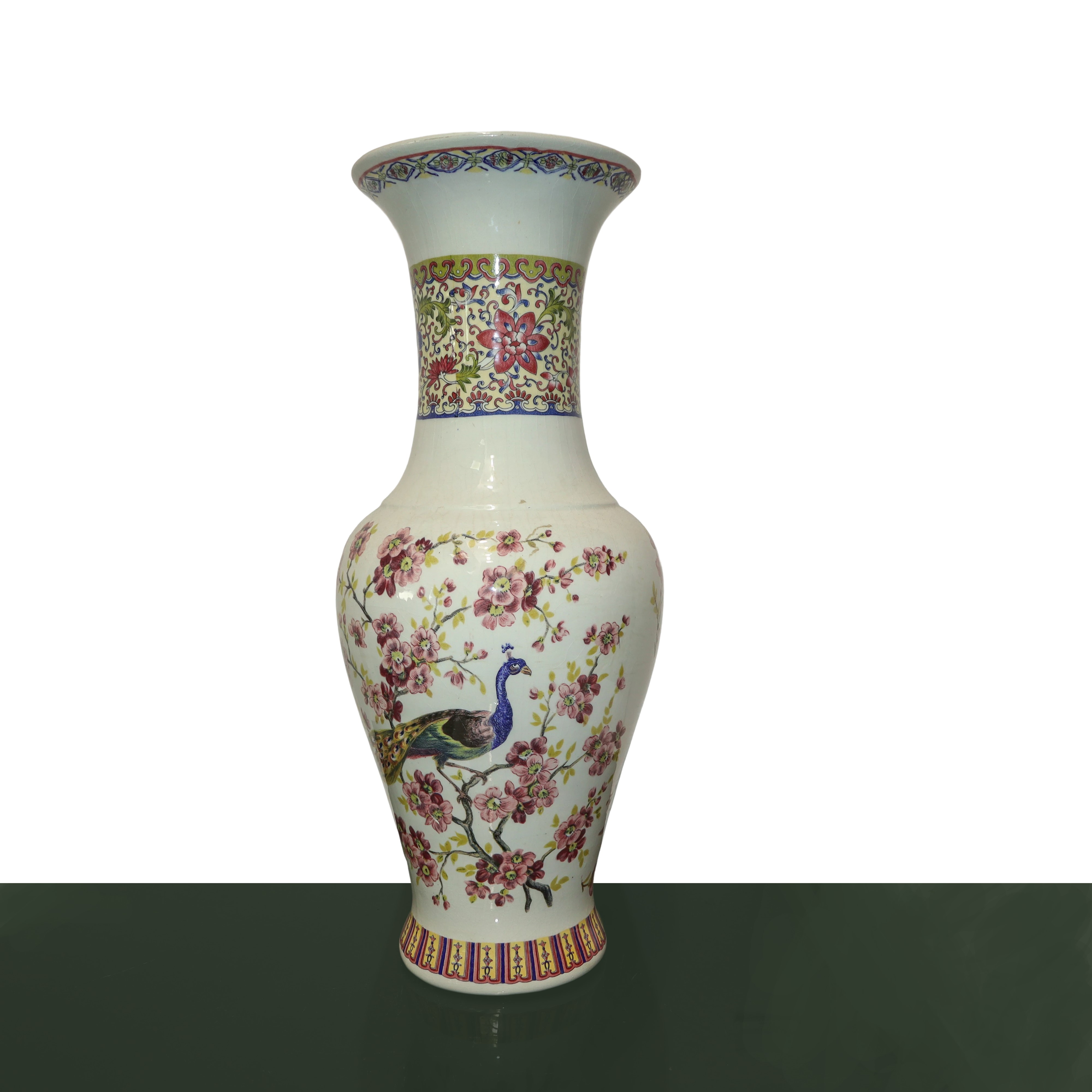 Vaso cinese in porcellana con base bianca e dipinto policromo firmato alla base e sul fronte