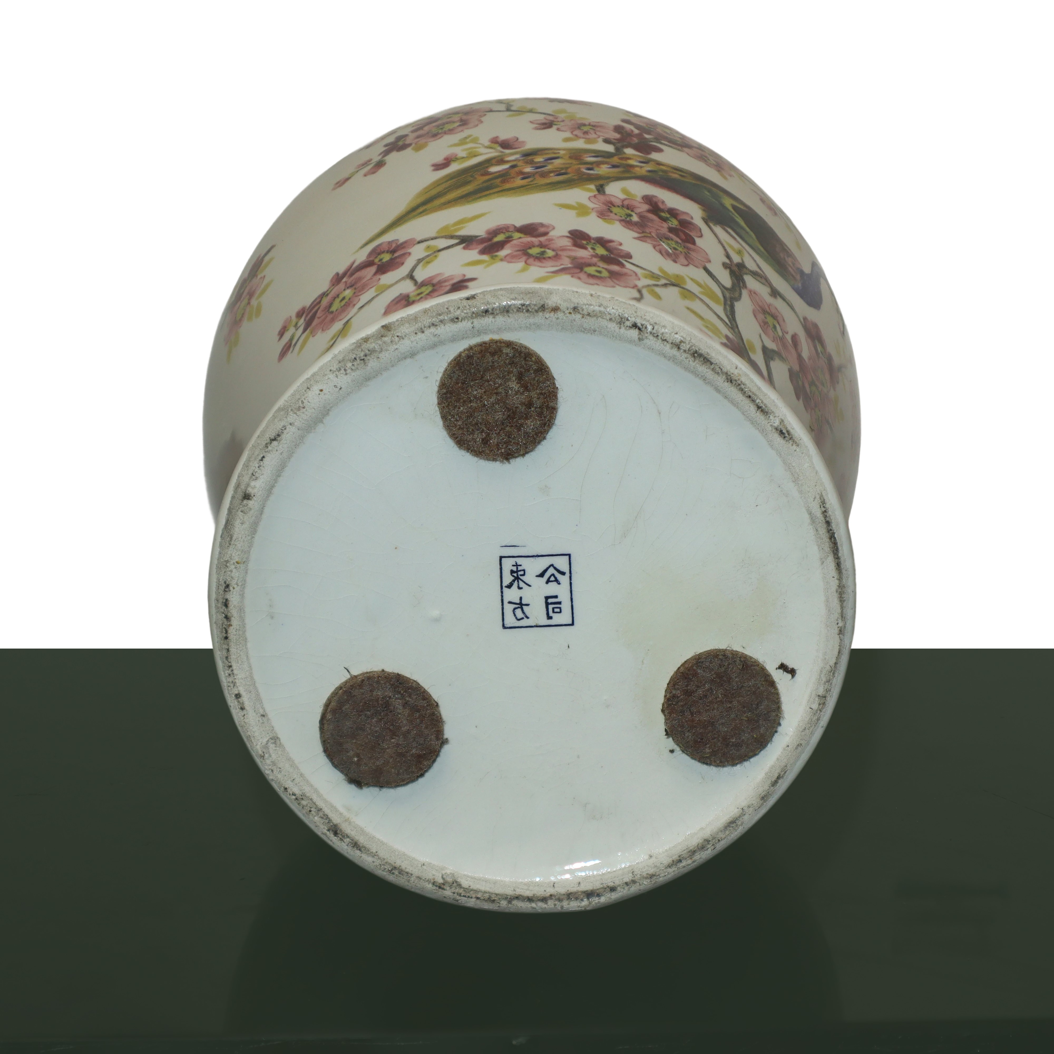 Vaso Cinese in Porcellana con Base Bianca e Dipinto Policromo Firmato alla Base e sul Fronte