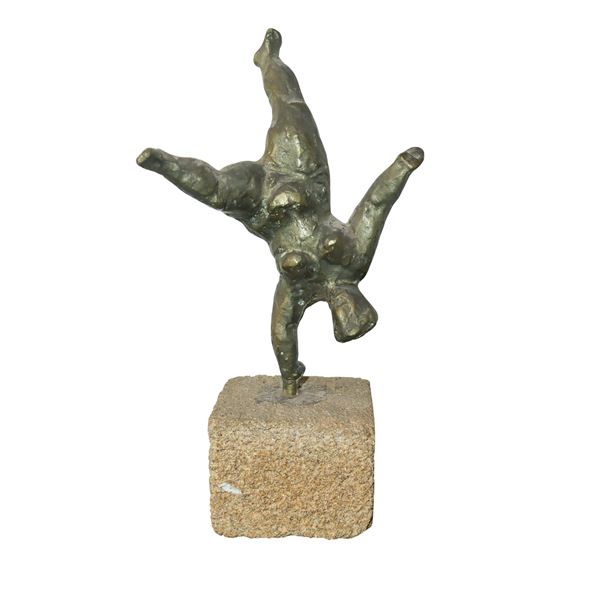 Domenico Maria (Mim&#236;) Lazzaro - Donna acrobata in bronzo patinato oro su base in pietra