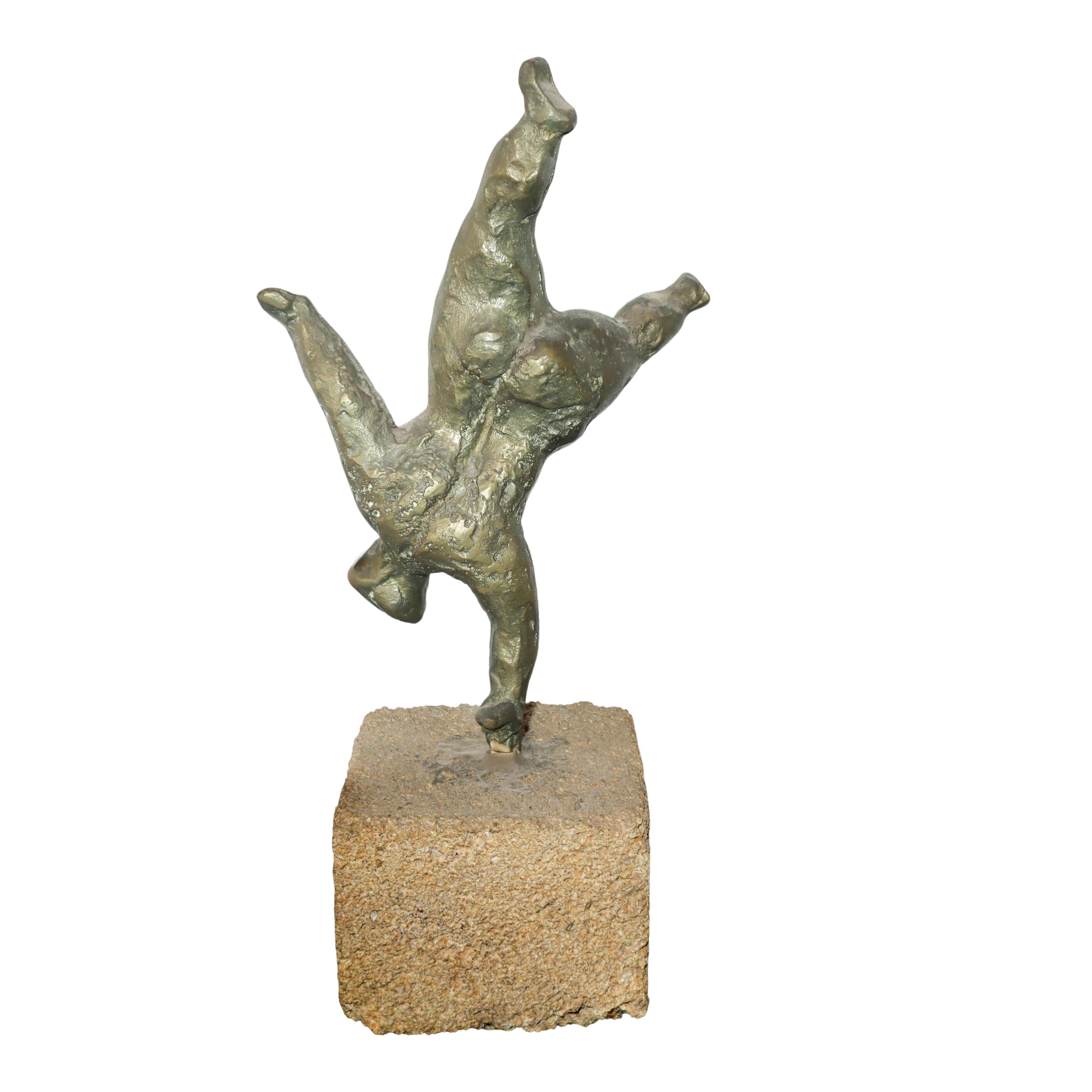 Donna acrobata in bronzo patinato oro su base in pietra