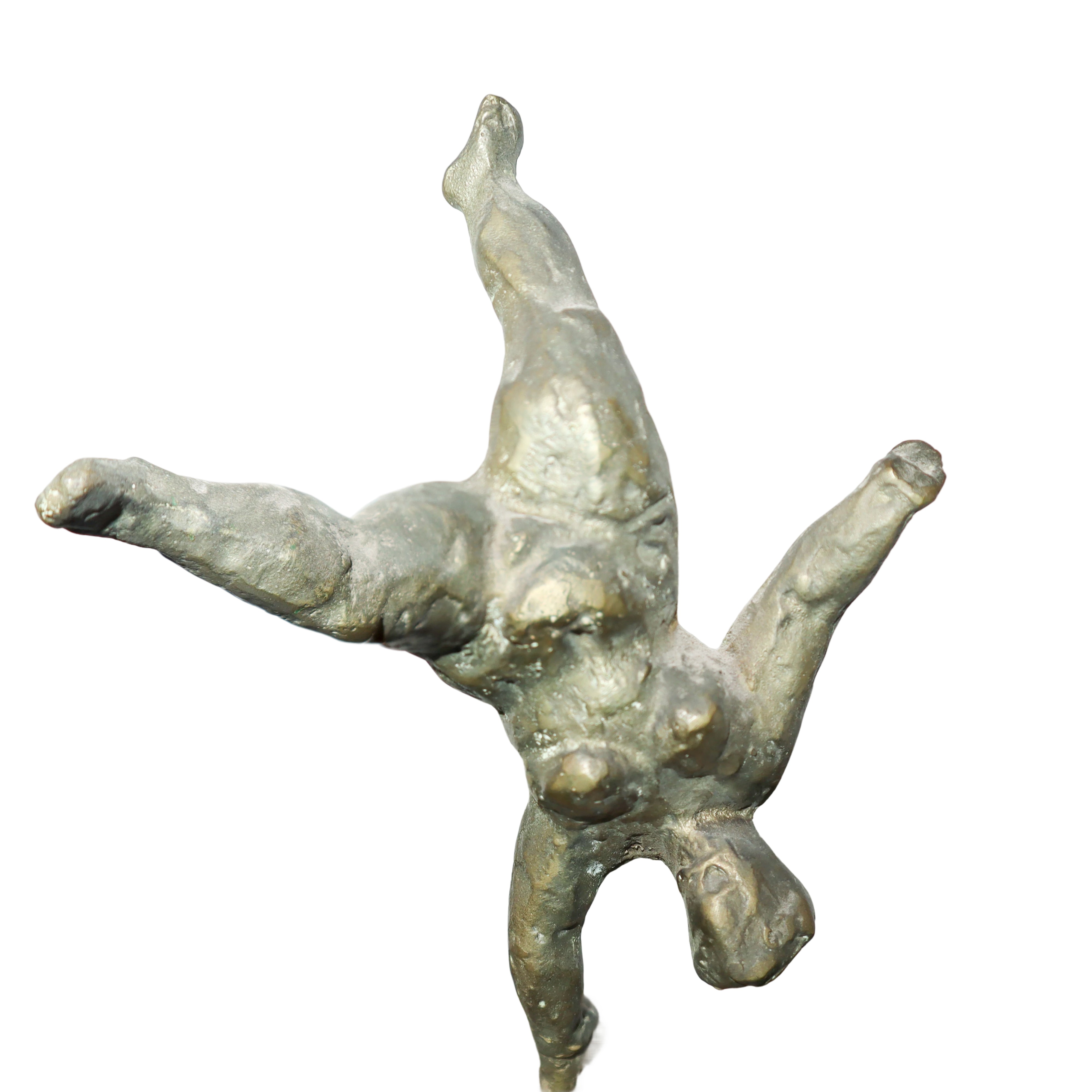 Donna acrobata in bronzo patinato oro su base in pietra