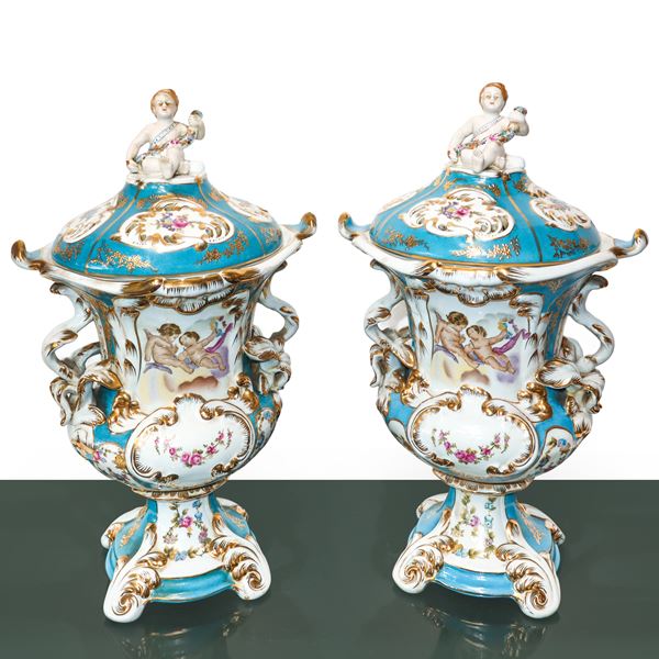 Porcelain Meissen - Pair of porcelain vases with lid featuring a polychrome cupid on a white and turquoise base with gold decorations and floral decorations with little angels on the front