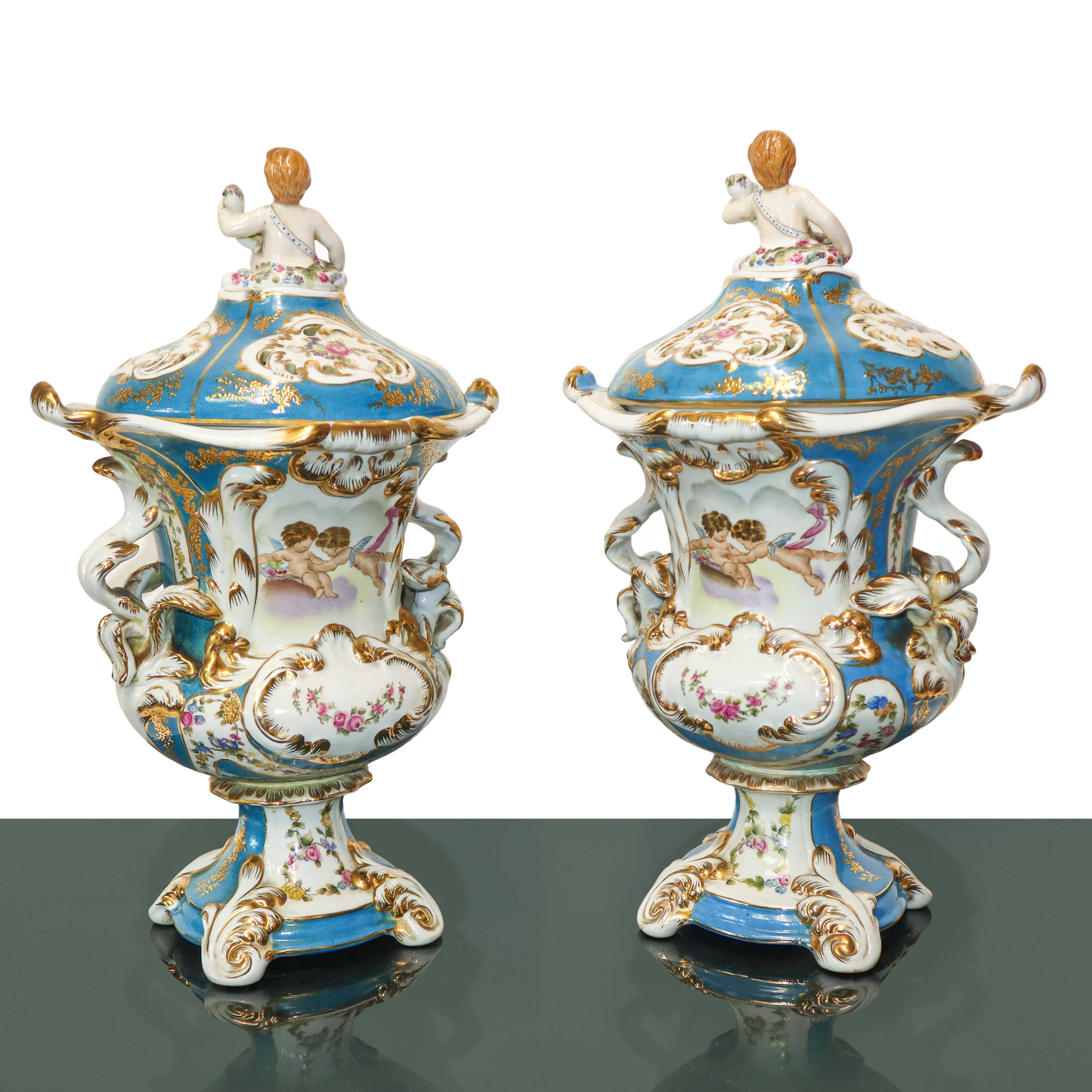 Coppia di poutiche in porcellana coperchio con amorino policromo su base bianca e turchese con de...