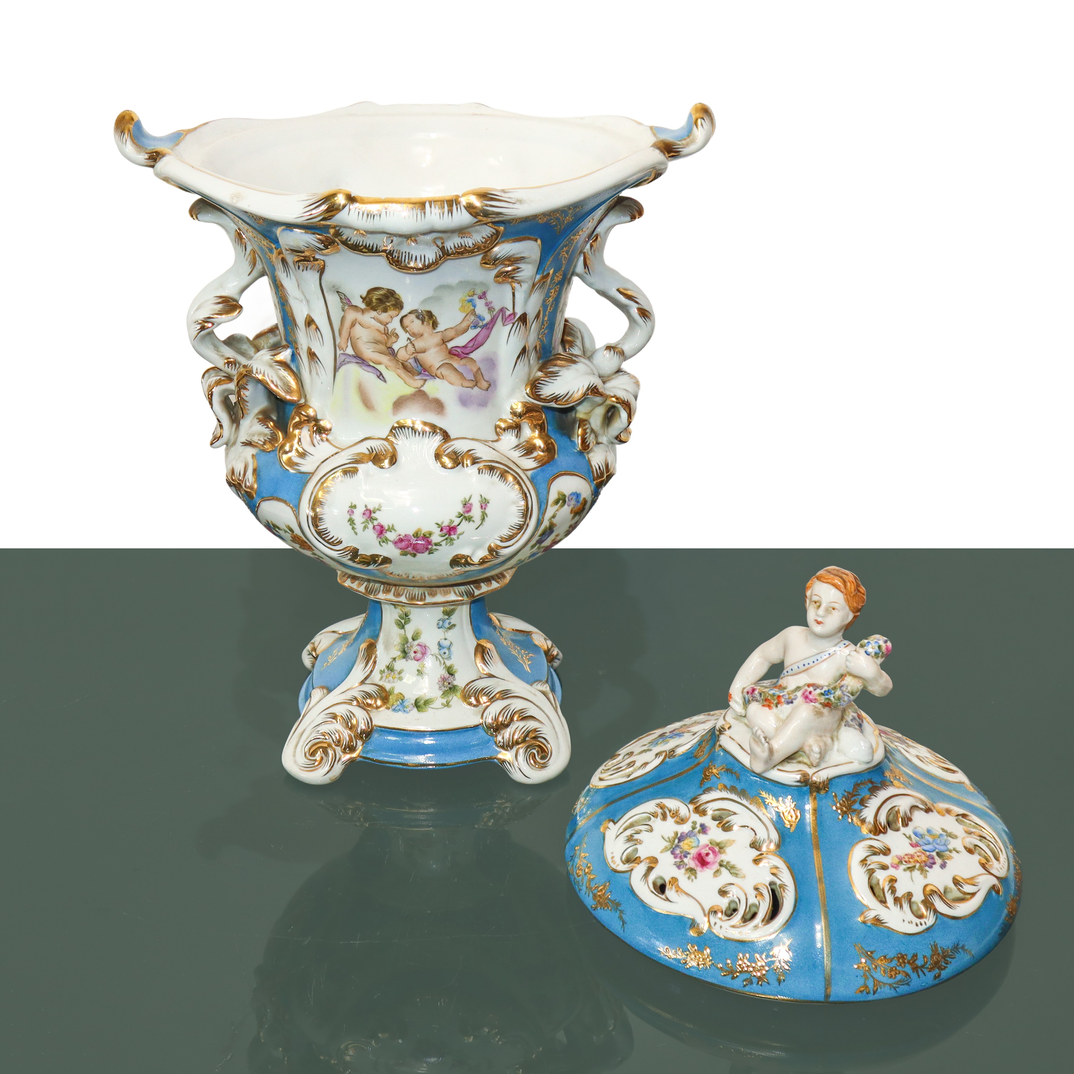 Coppia di poutiche in porcellana coperchio con amorino policromo su base bianca e turchese con de...