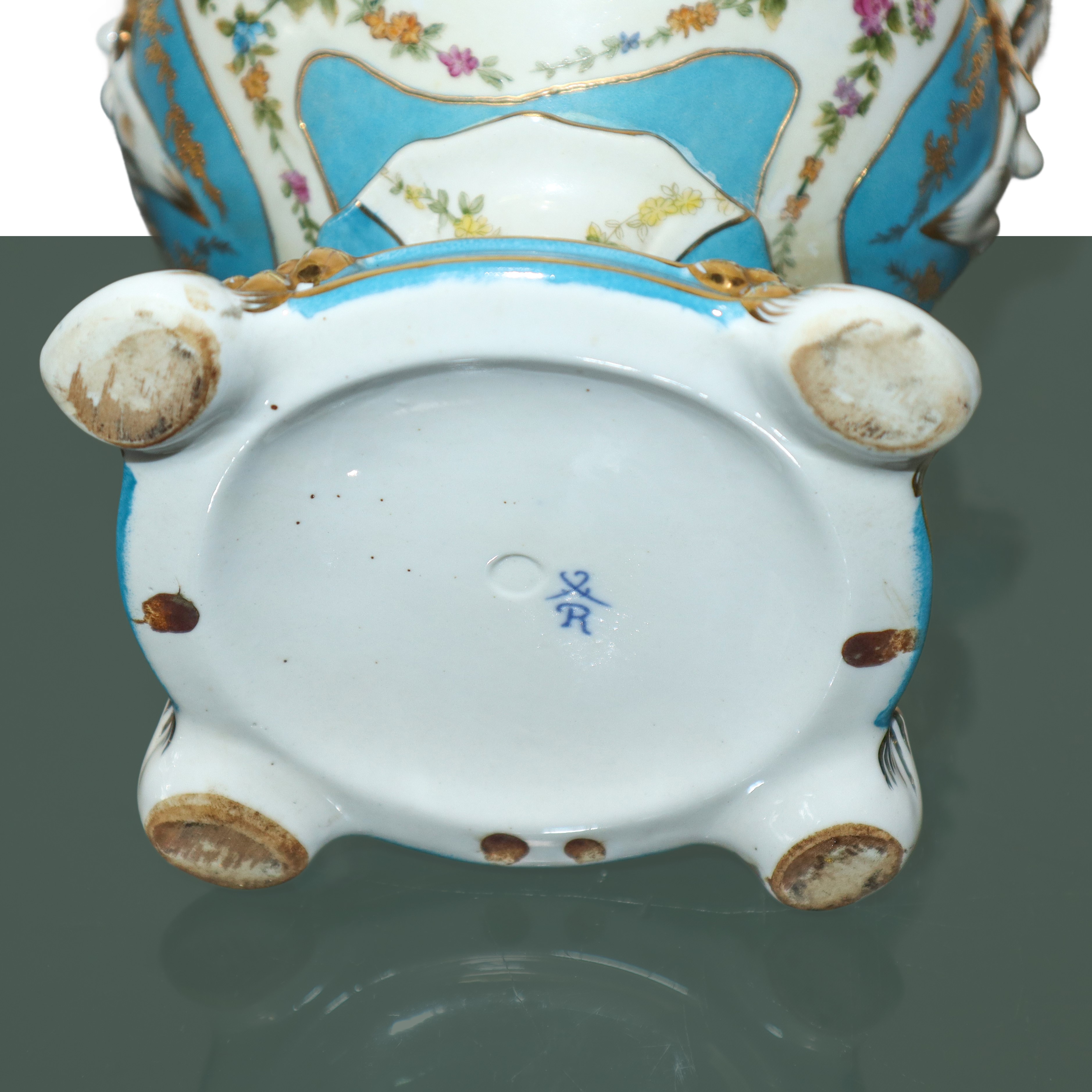 Coppia di poutiche in porcellana coperchio con amorino policromo su base bianca e turchese con de...