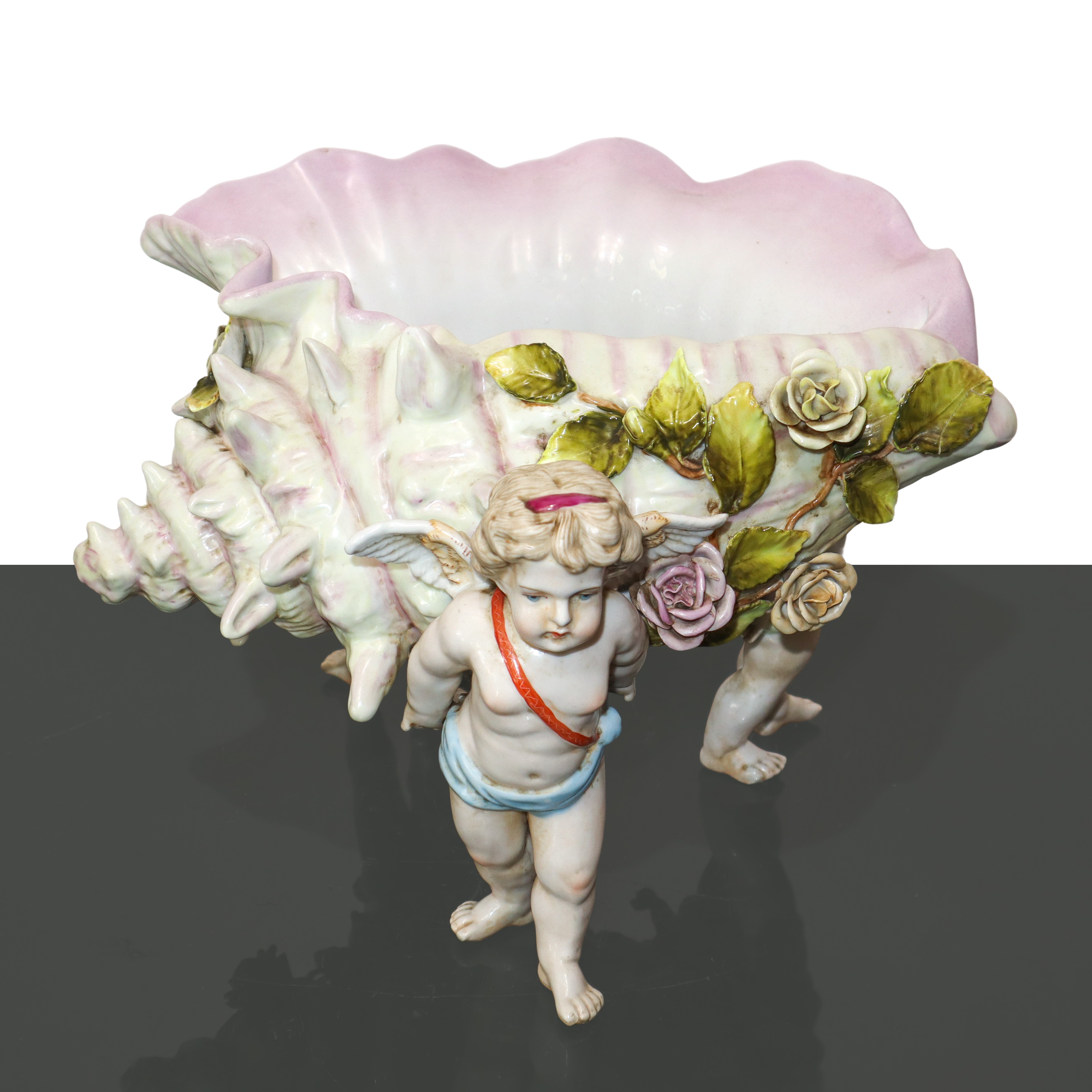 Centrotavola a conchiglia retto da tre putti alati in porcellana policroma