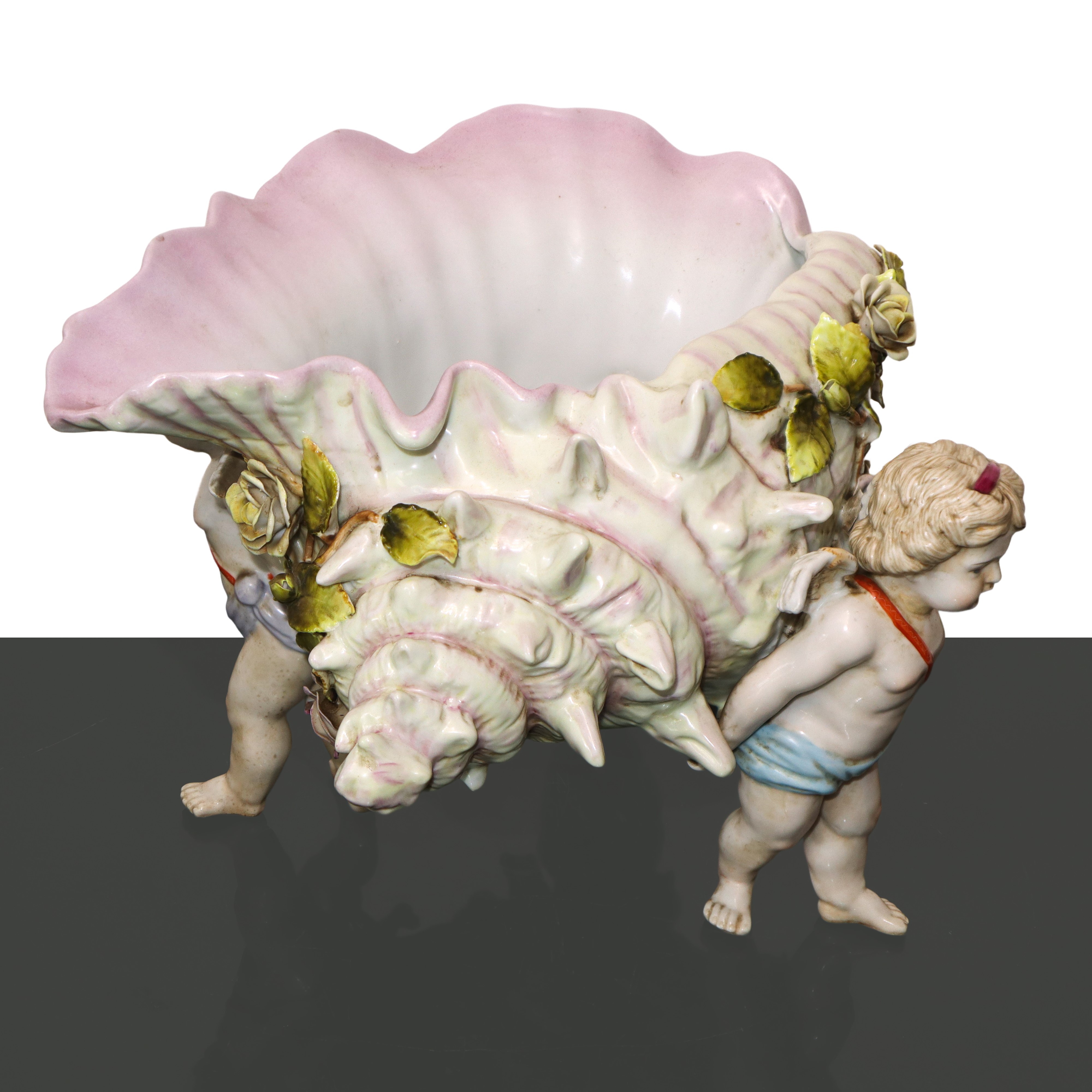 Centrotavola a conchiglia retto da tre putti alati in porcellana policroma